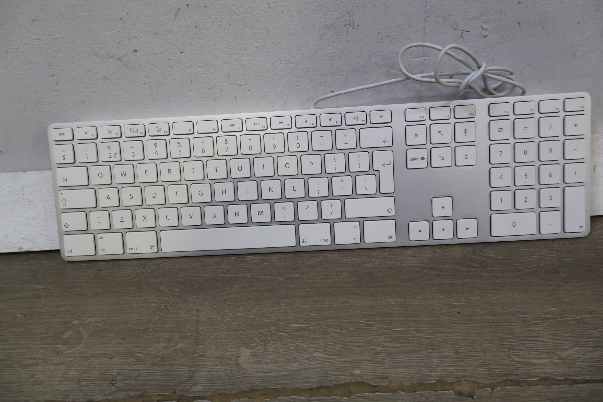 Apple bekabeld toetsenbord met numeriek deel – foto 3 – kavel bij GSD Auctions, Zoeterwoude