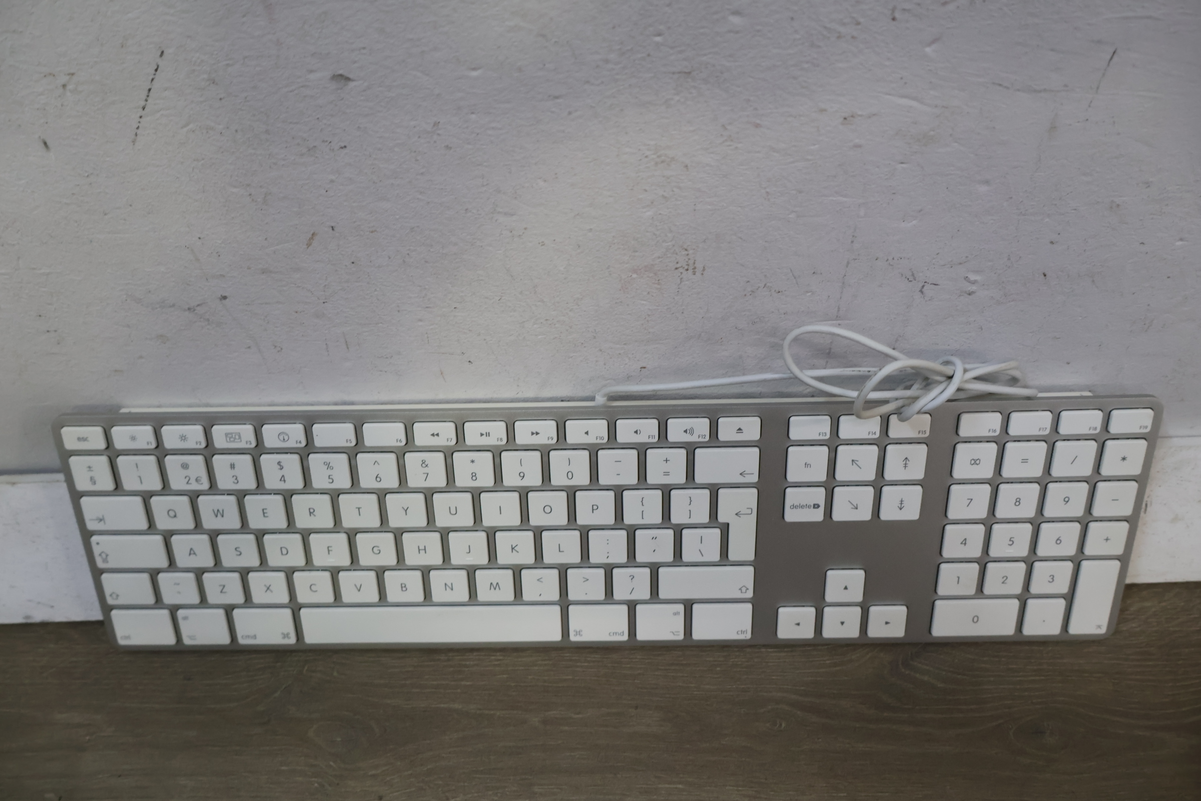 Apple bekabeld toetsenbord met numeriek deel – foto 4 – kavel bij GSD Auctions, Zoeterwoude