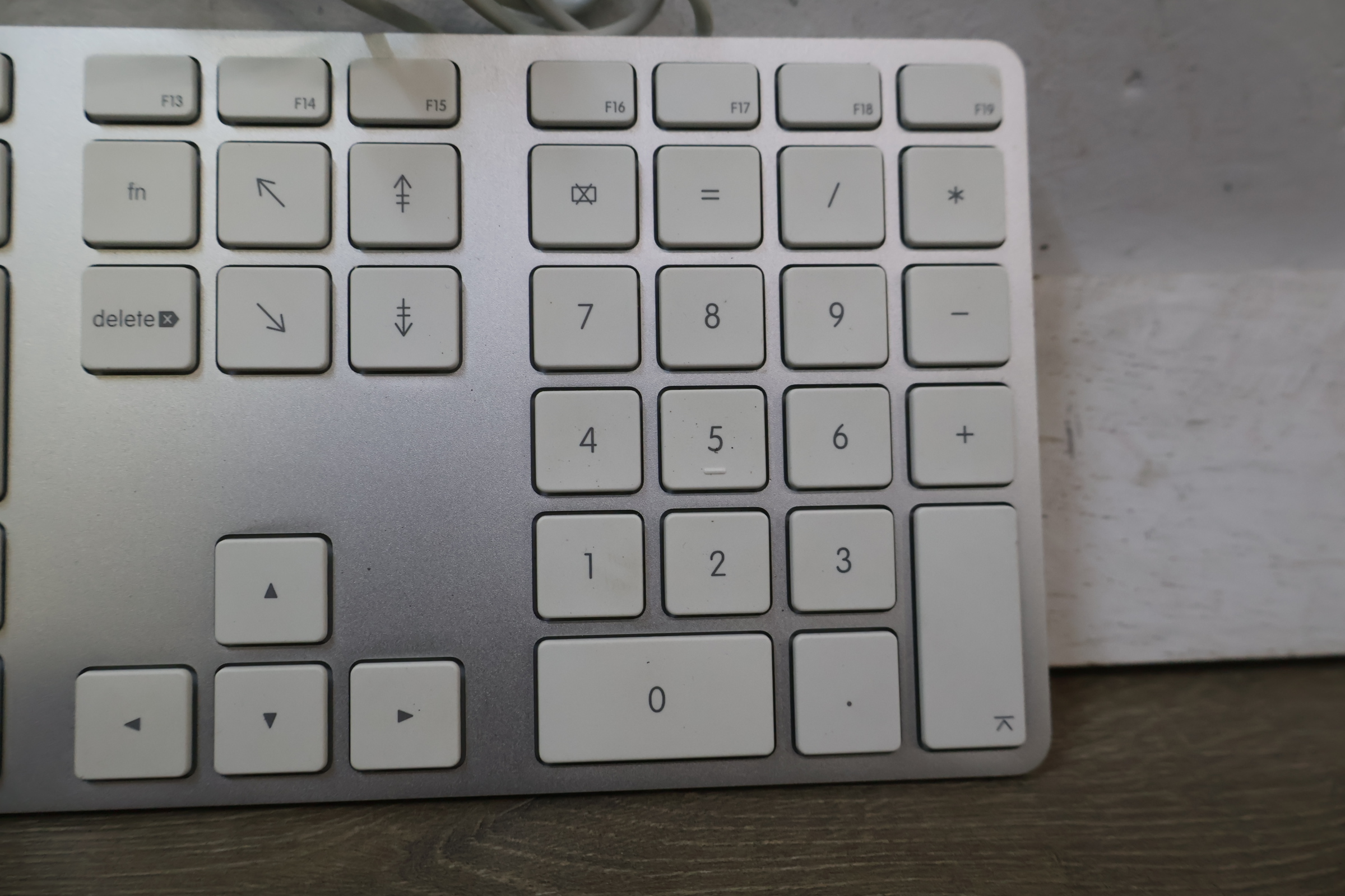 Apple bekabeld toetsenbord met numeriek deel – foto 5 – kavel bij GSD Auctions, Zoeterwoude
