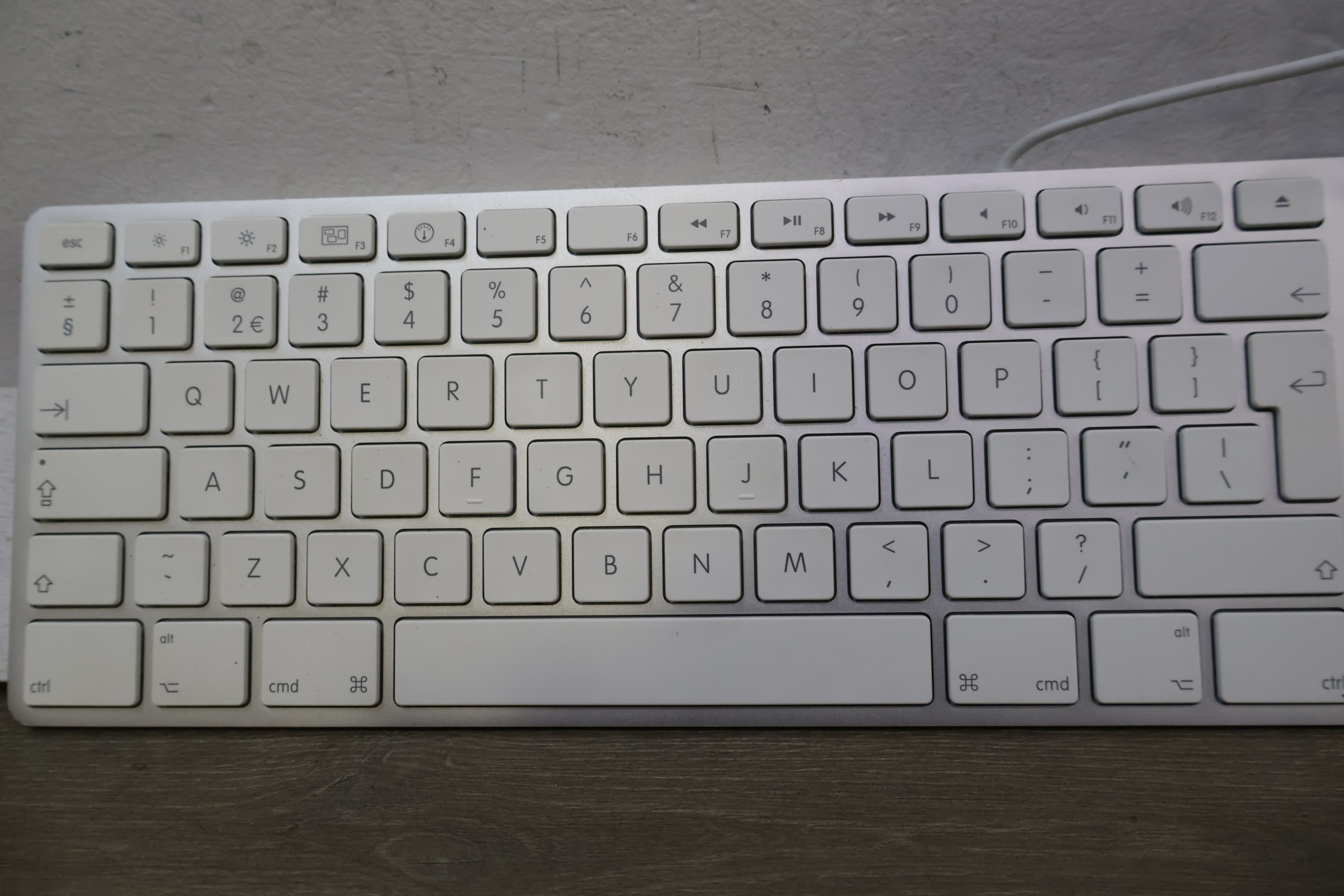 Apple bekabeld toetsenbord met numeriek deel – foto 6 – kavel bij GSD Auctions, Zoeterwoude