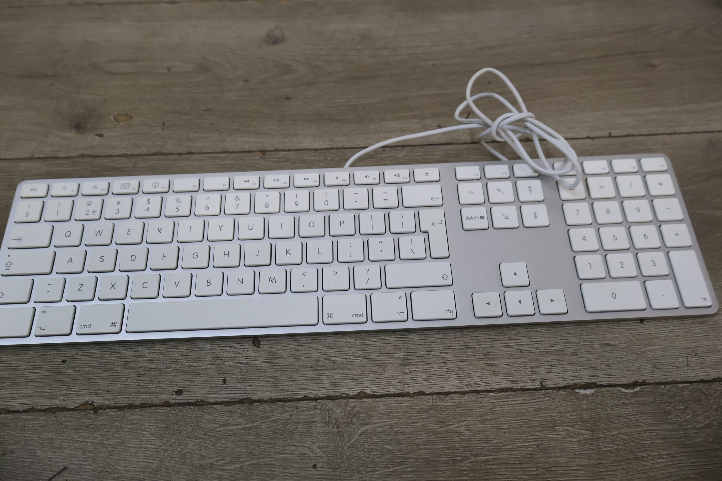 Apple bekabeld toetsenbord met numeriek deel – foto 7 – kavel bij GSD Auctions, Zoeterwoude