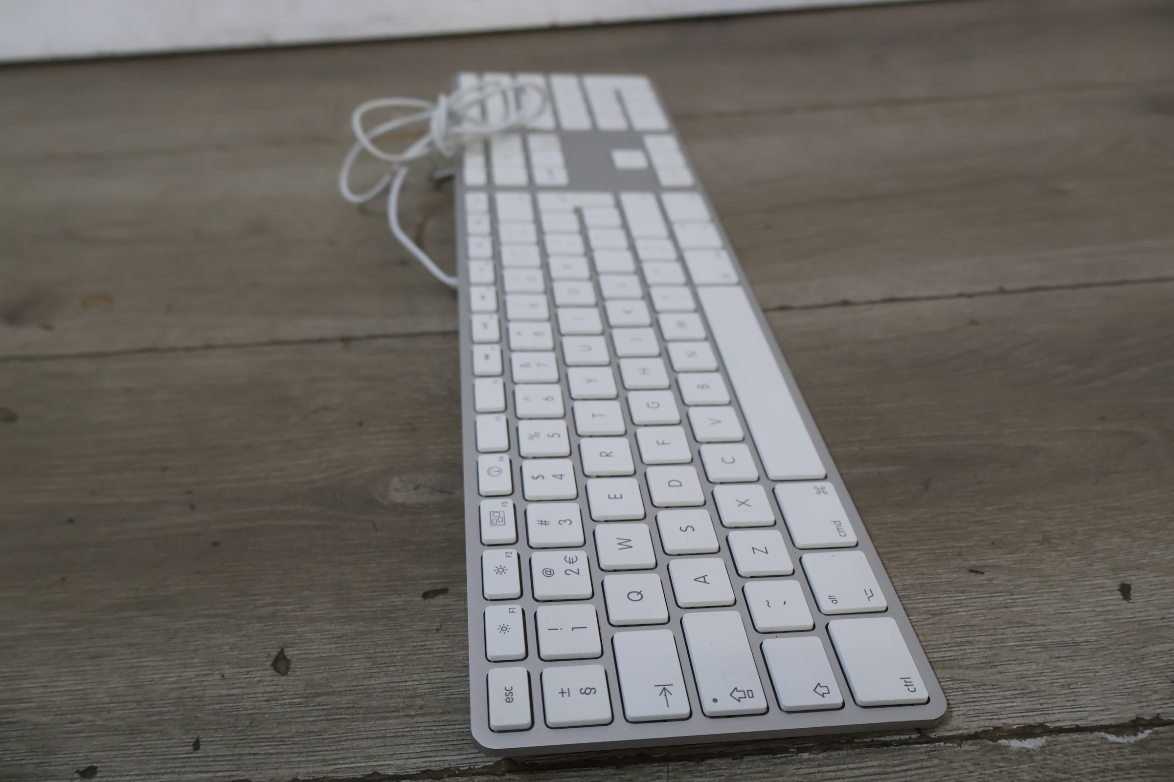 Apple bekabeld toetsenbord met numeriek deel – foto 8 – kavel bij GSD Auctions, Zoeterwoude