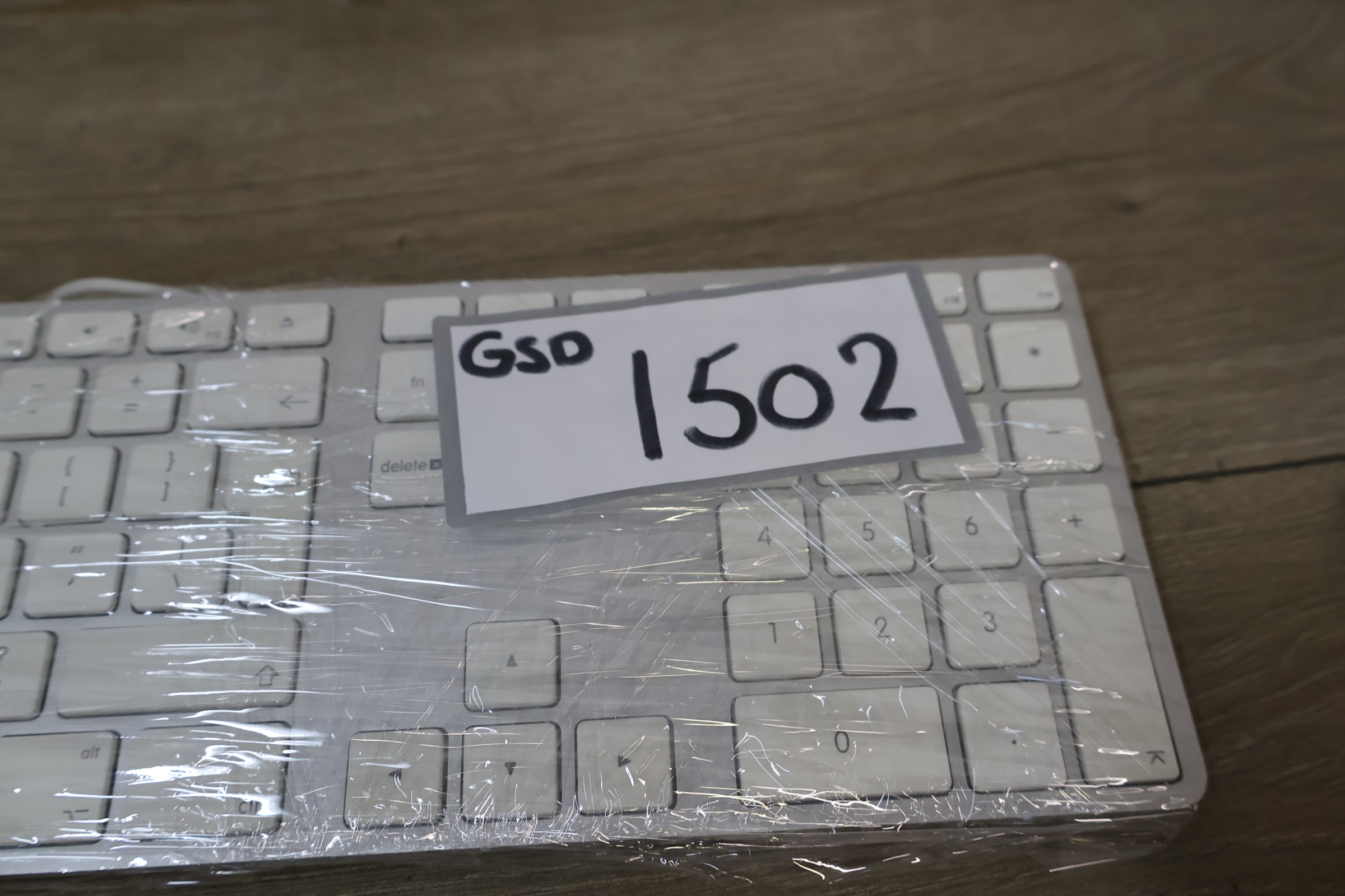 Apple bekabeld toetsenbord met numeriek deel – foto 12 – kavel bij GSD Auctions, Zoeterwoude