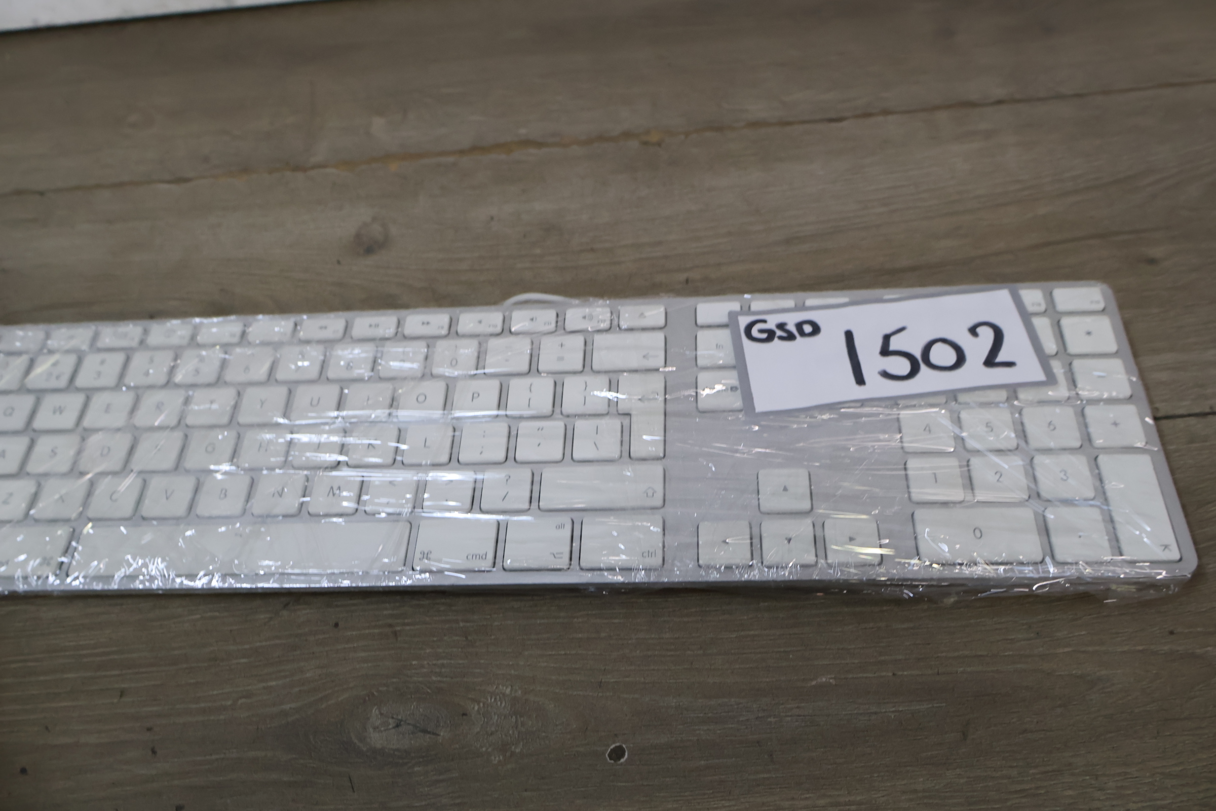 Apple bekabeld toetsenbord met numeriek deel – foto 13 – kavel bij GSD Auctions, Zoeterwoude
