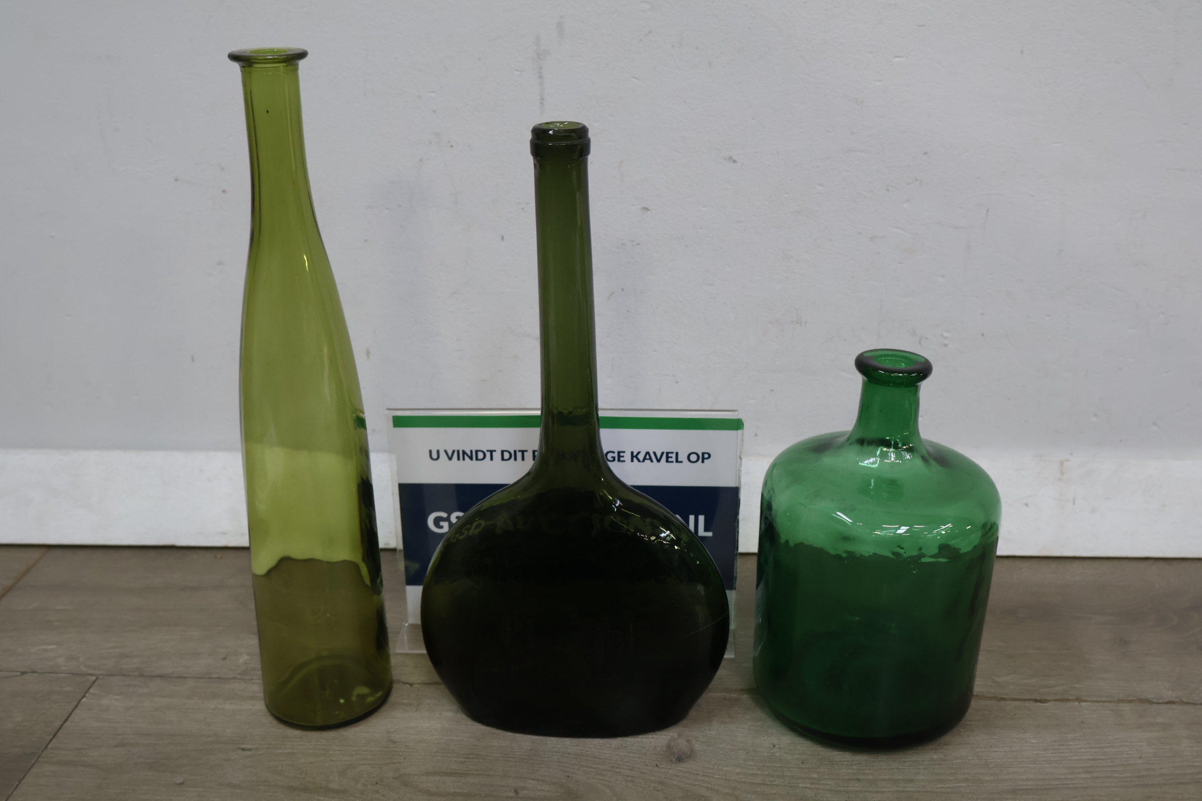 Set van drie groene glazen vazen – foto 2 – kavel bij GSD Auctions, Zoeterwoude