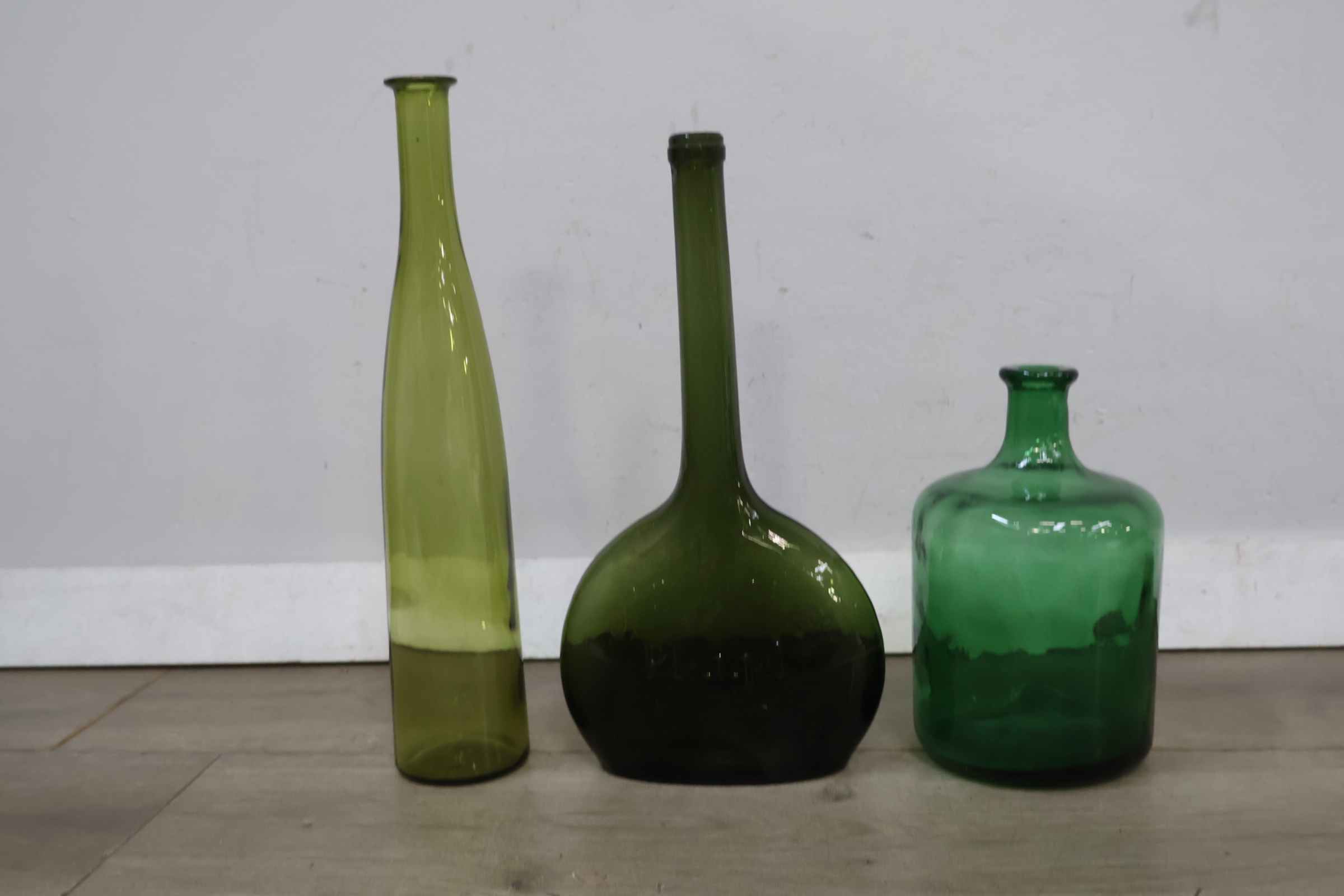 Set van drie groene glazen vazen – foto 3 – kavel bij GSD Auctions, Zoeterwoude