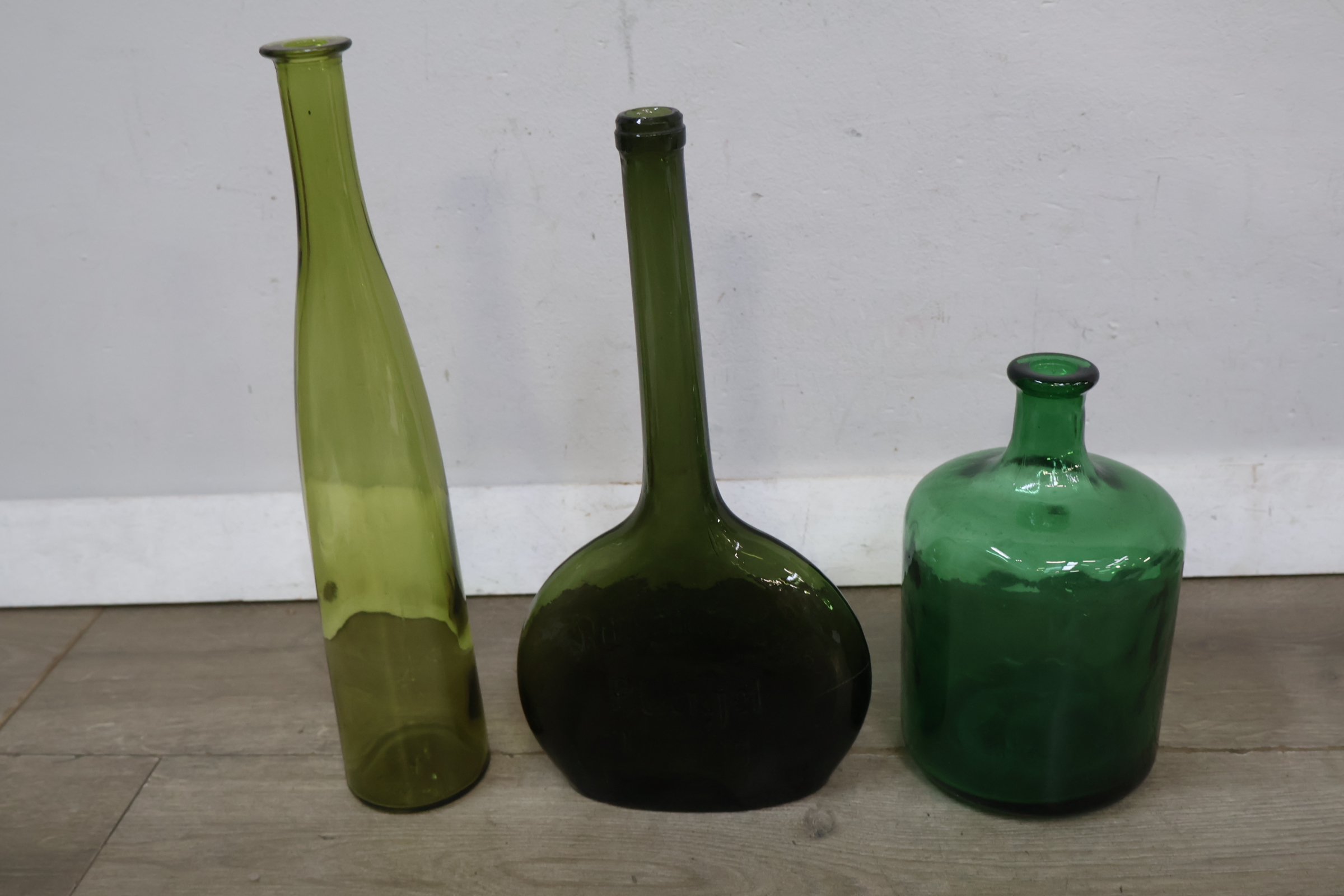Set van drie groene glazen vazen – foto 4 – kavel bij GSD Auctions, Zoeterwoude