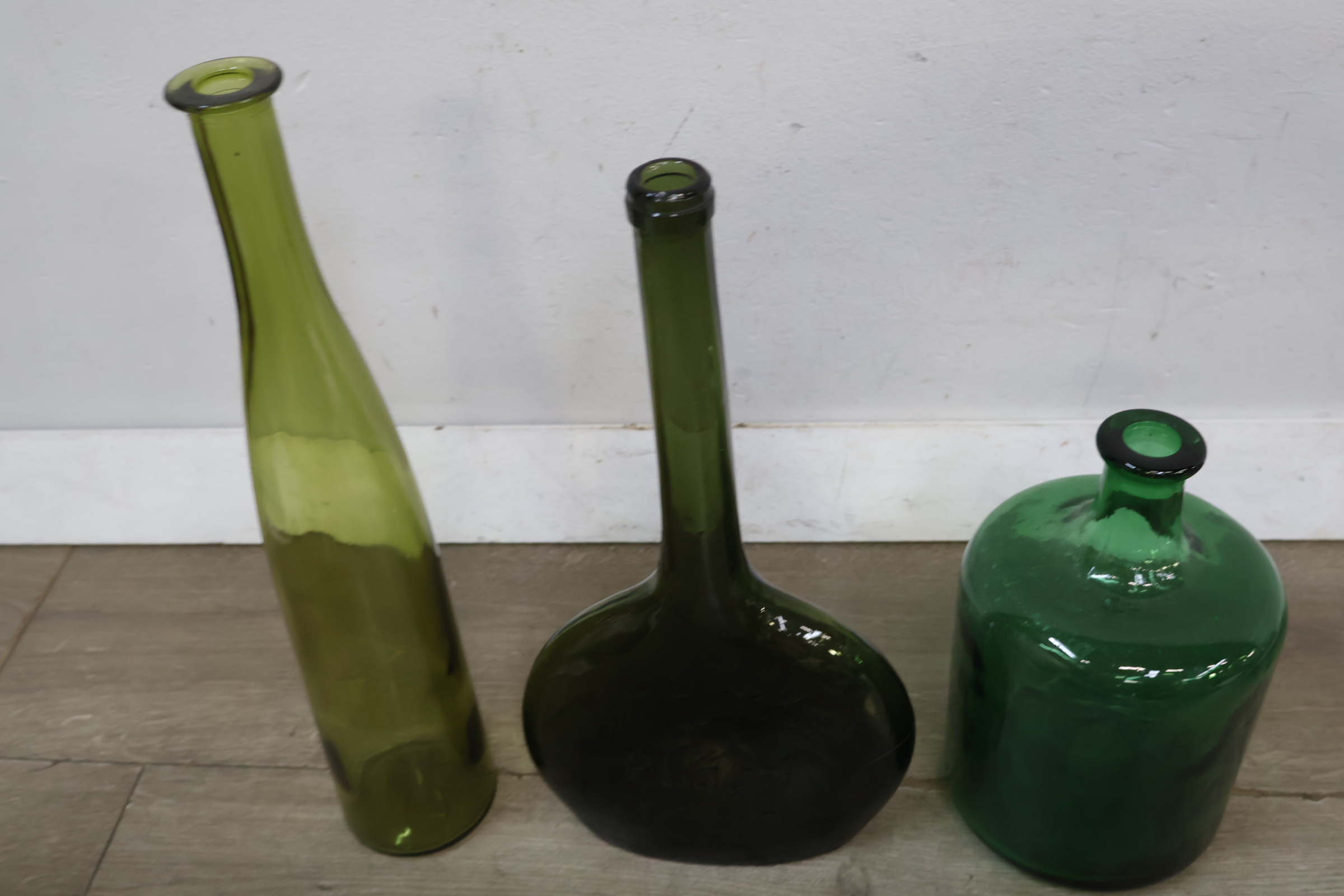 Set van drie groene glazen vazen – foto 5 – kavel bij GSD Auctions, Zoeterwoude
