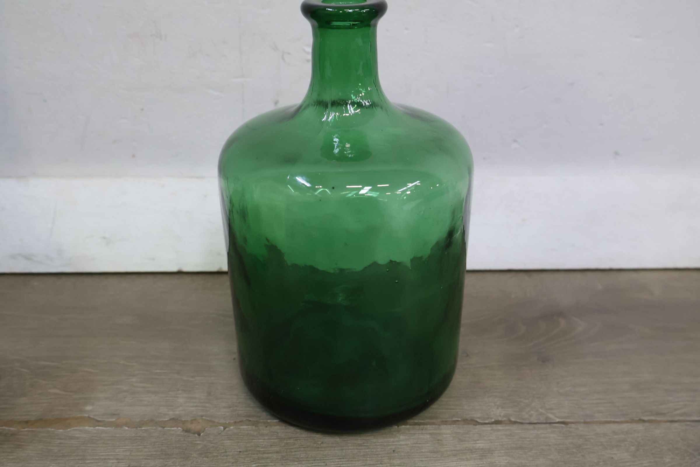 Set van drie groene glazen vazen – foto 6 – kavel bij GSD Auctions, Zoeterwoude