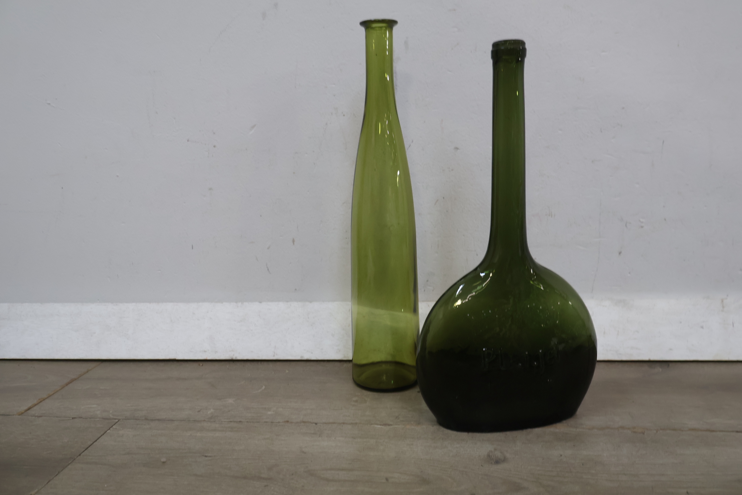 Set van drie groene glazen vazen – foto 7 – kavel bij GSD Auctions, Zoeterwoude