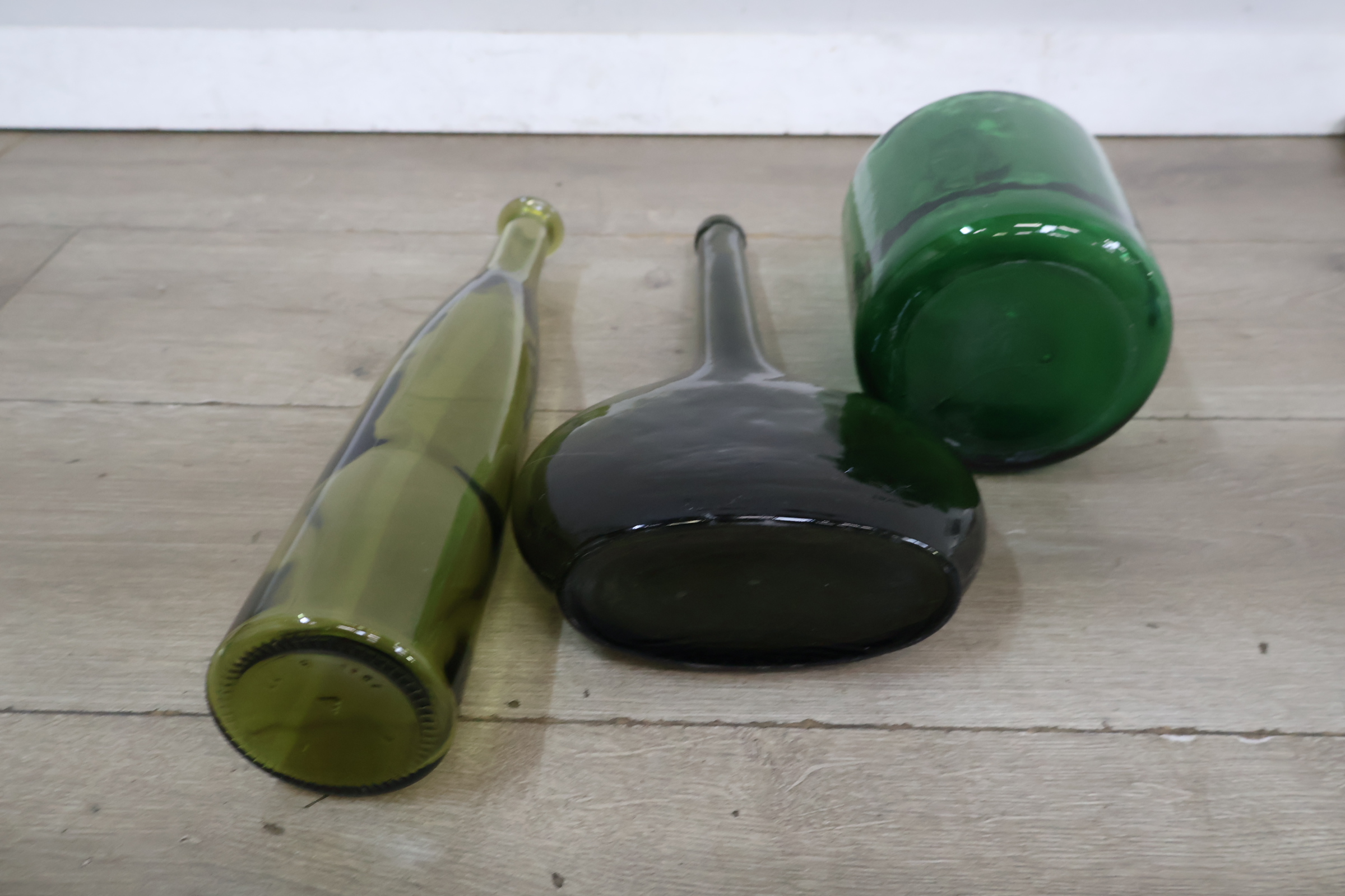 Set van drie groene glazen vazen – foto 10 – kavel bij GSD Auctions, Zoeterwoude