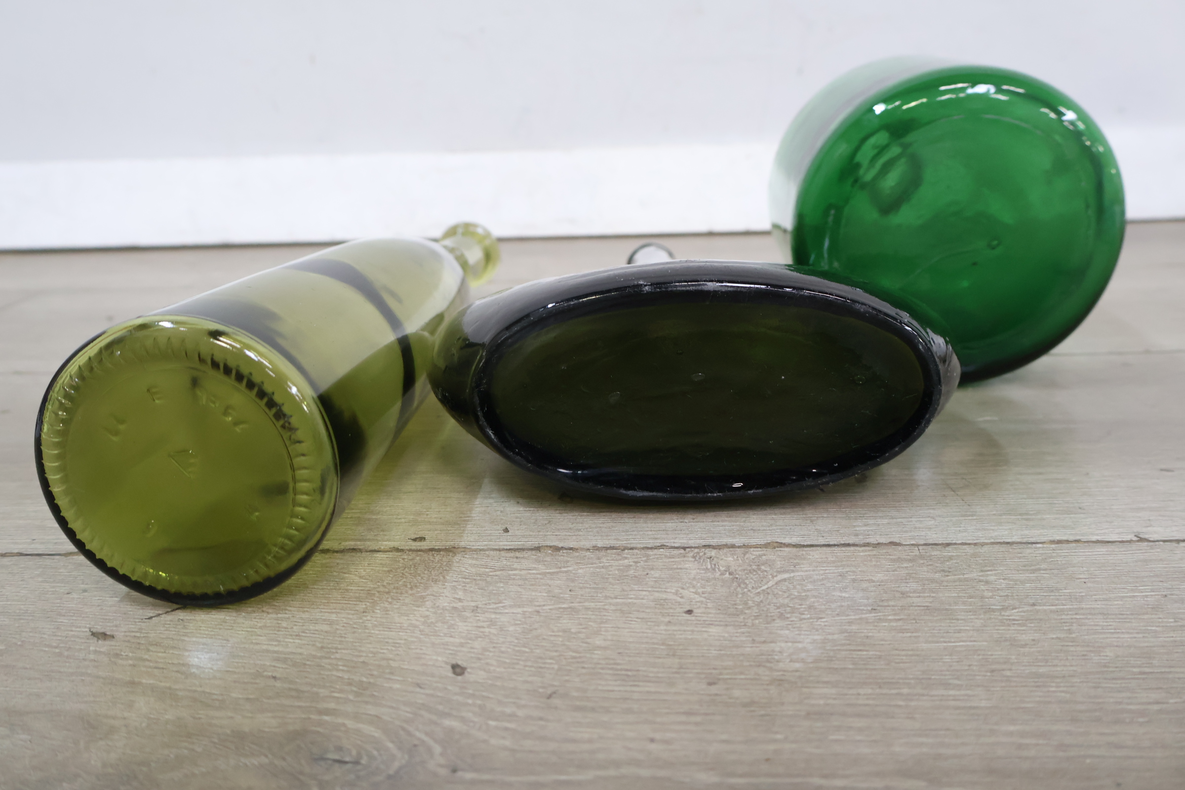 Set van drie groene glazen vazen – foto 11 – kavel bij GSD Auctions, Zoeterwoude