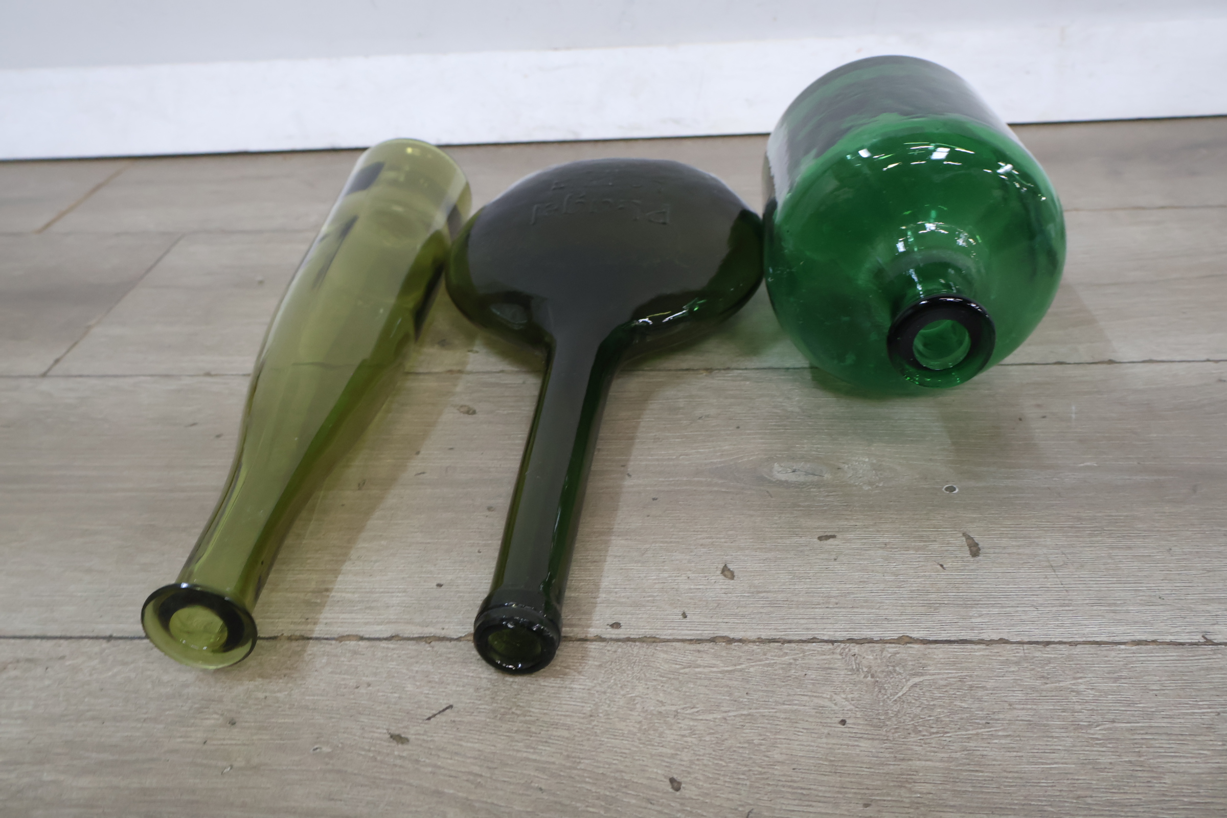 Set van drie groene glazen vazen – foto 12 – kavel bij GSD Auctions, Zoeterwoude