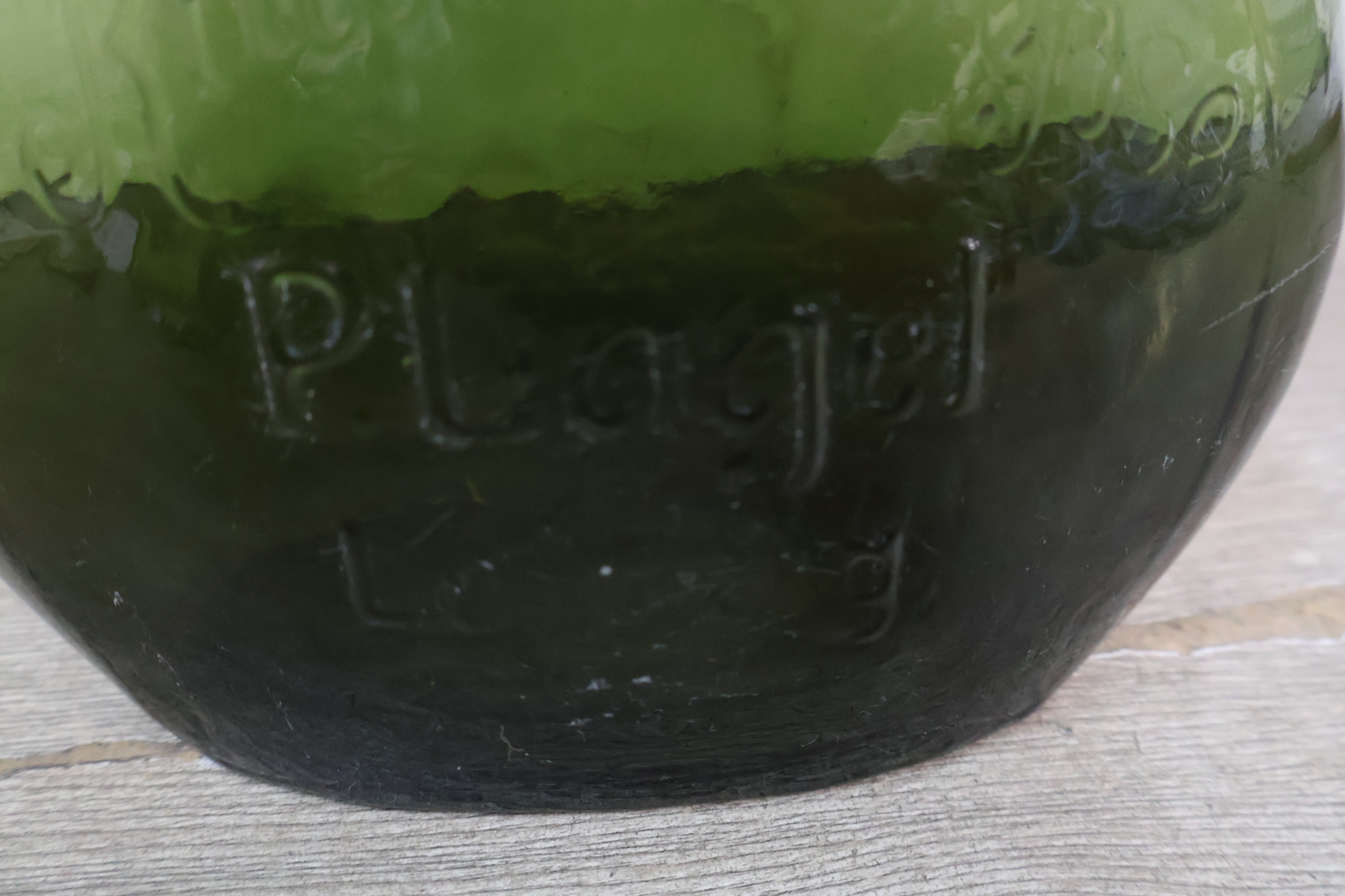 Set van drie groene glazen vazen – foto 13 – kavel bij GSD Auctions, Zoeterwoude