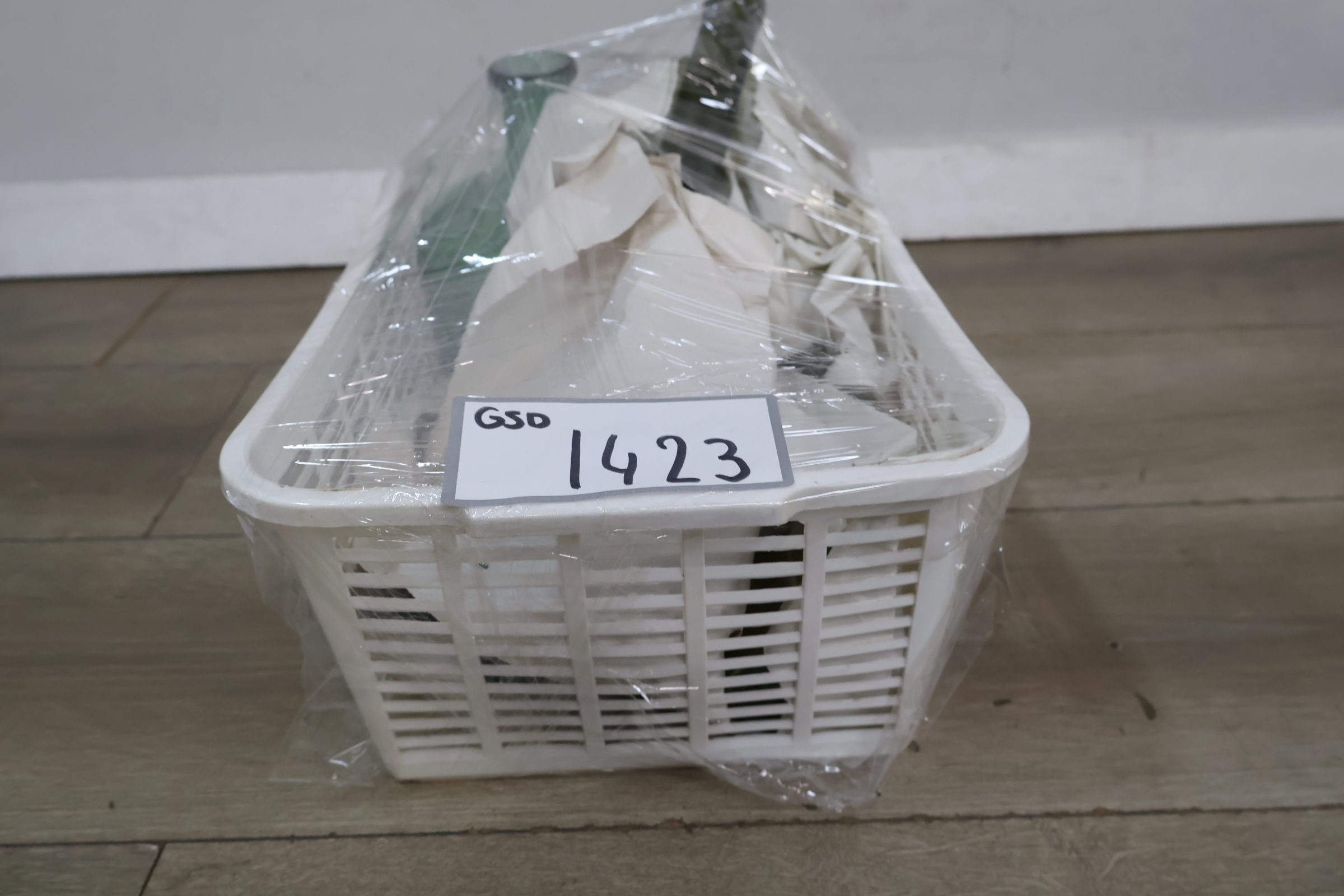 Set van drie groene glazen vazen – foto 19 – kavel bij GSD Auctions, Zoeterwoude