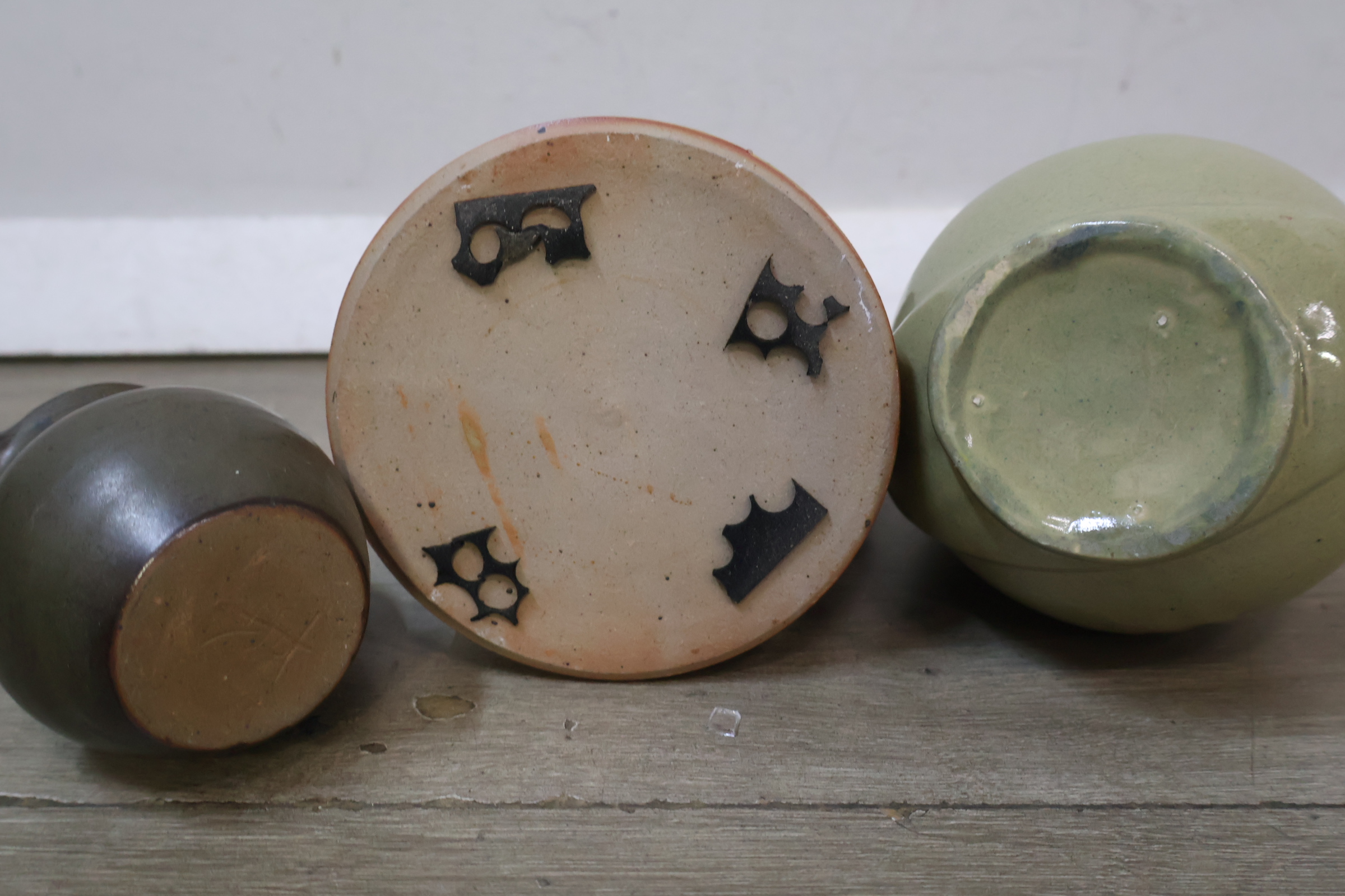 Set van drie keramische kannen – foto 10 – kavel bij GSD Auctions, Zoeterwoude