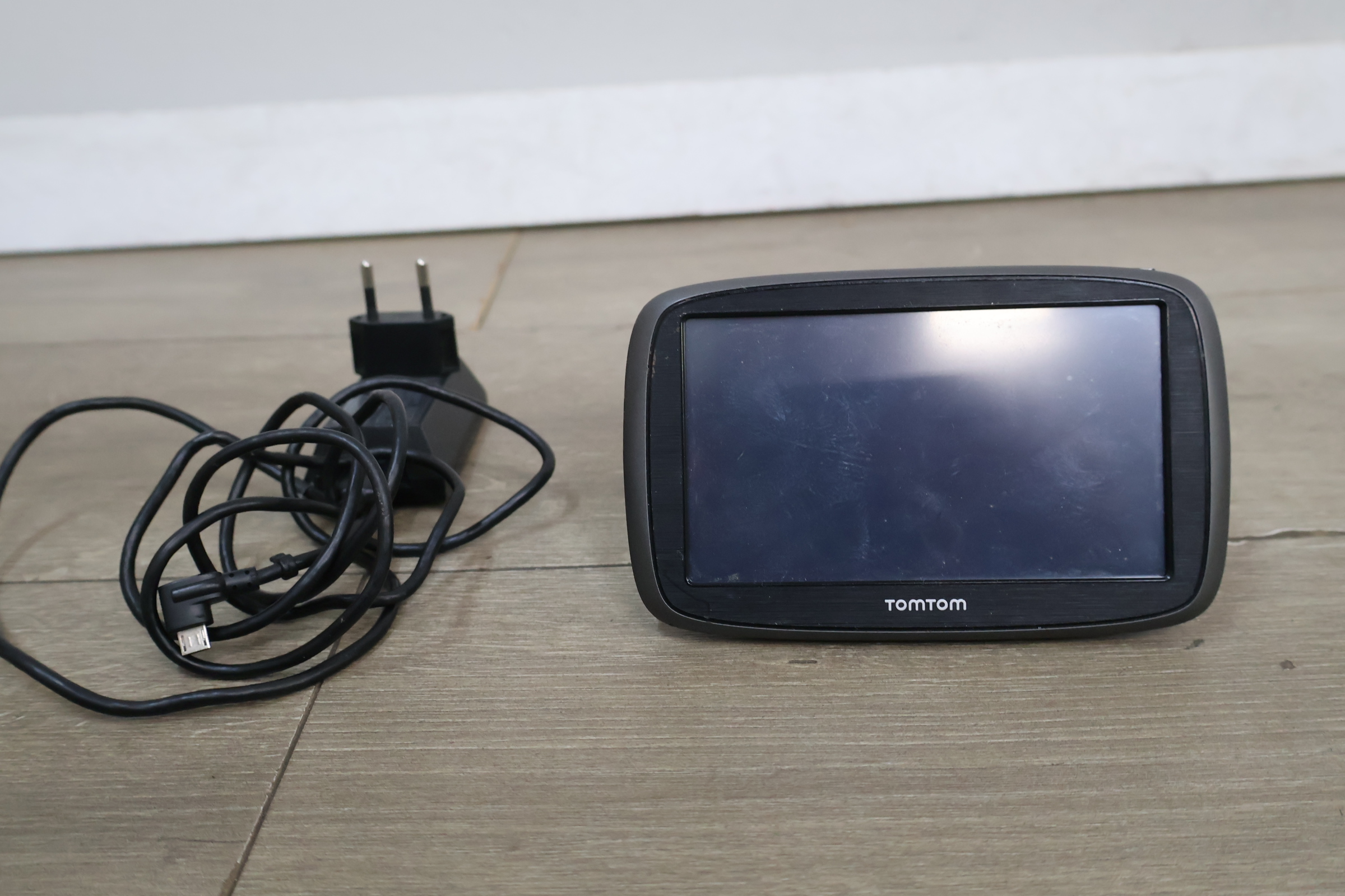 TomTom GPS navigatiesysteem met oplader – foto 3 – kavel bij GSD Auctions, Zoeterwoude