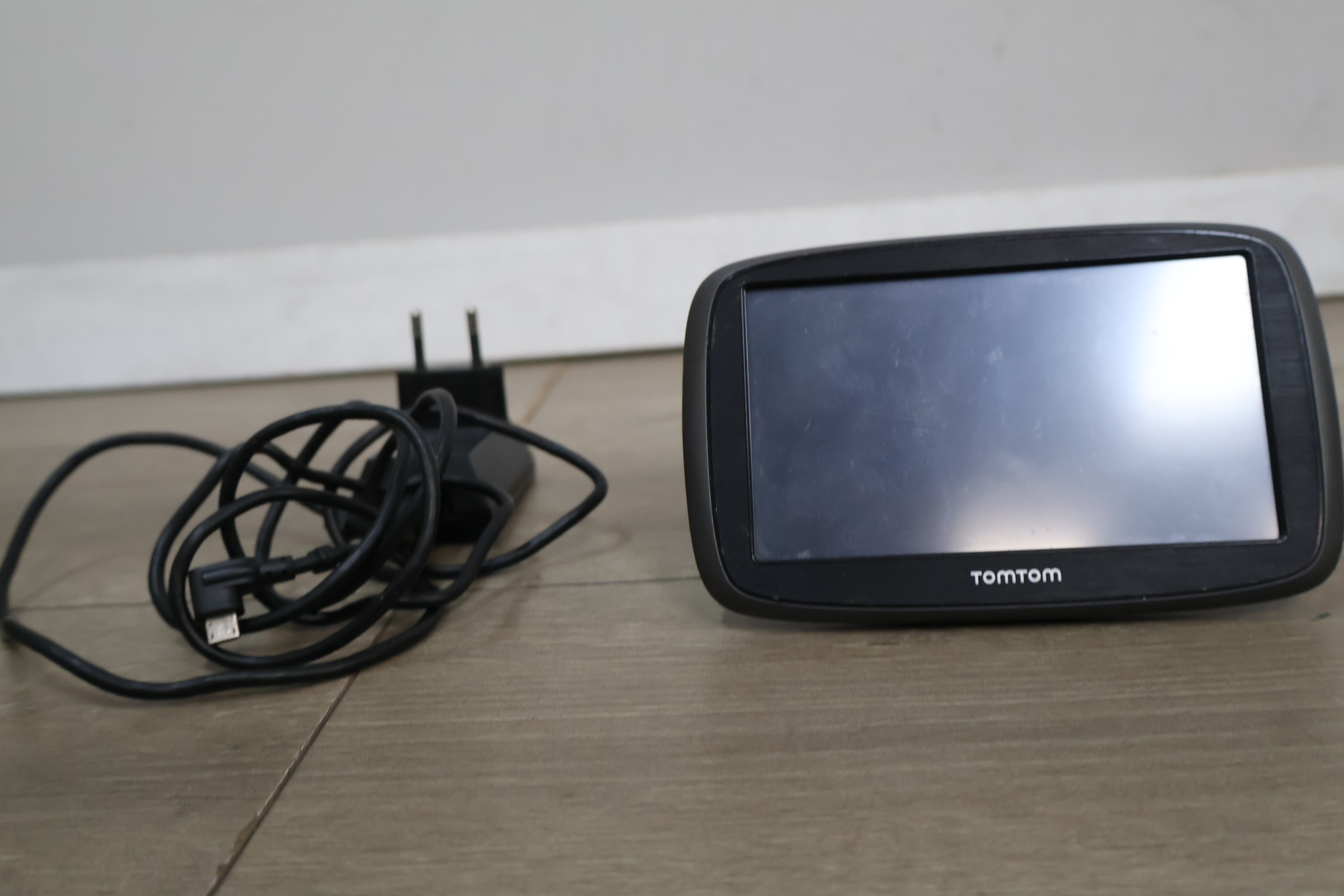 TomTom GPS navigatiesysteem met oplader – foto 4 – kavel bij GSD Auctions, Zoeterwoude