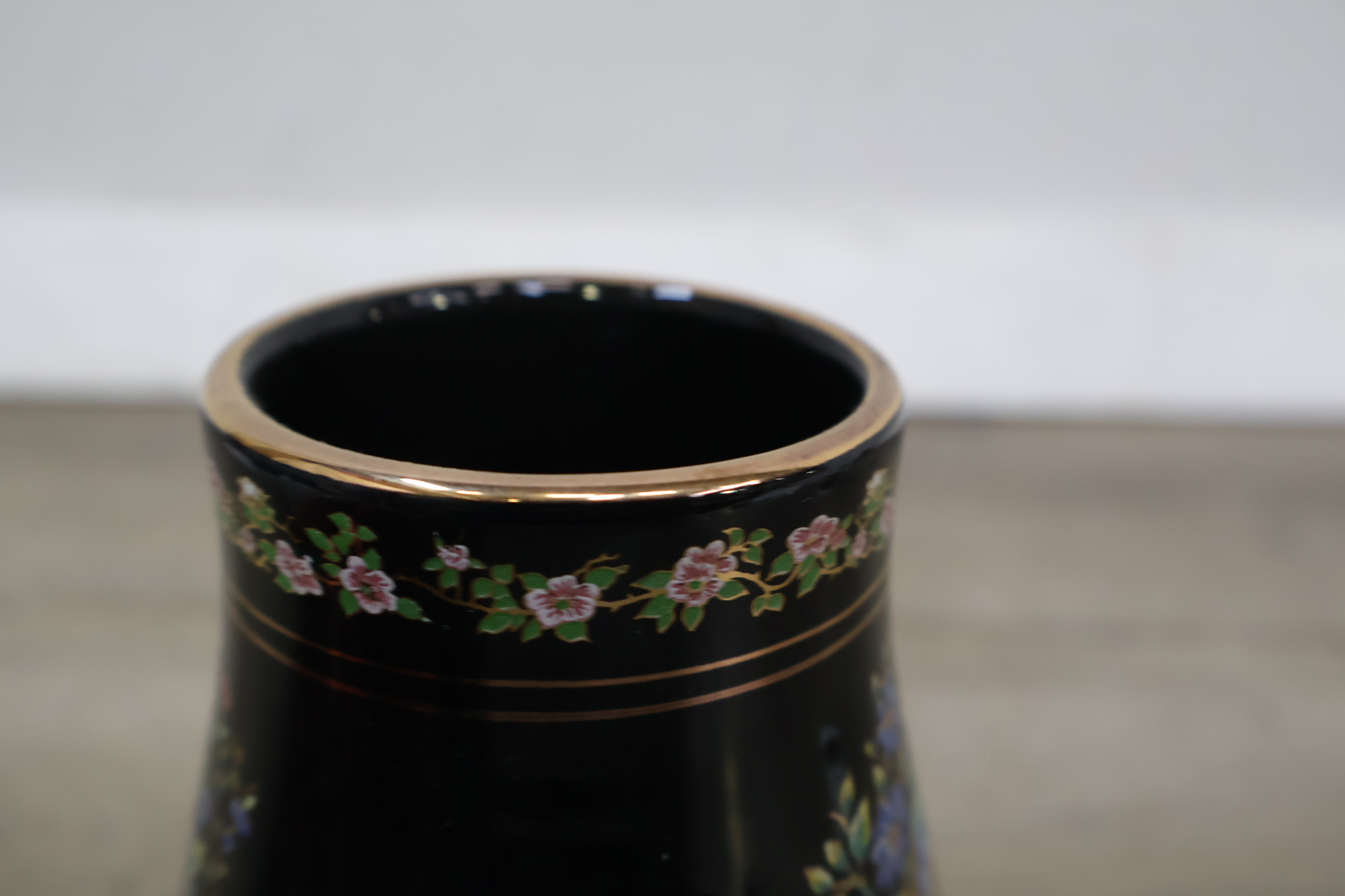 Set van 3 decoratieve keramieken vazen – foto 13 – kavel bij GSD Auctions, Zoeterwoude