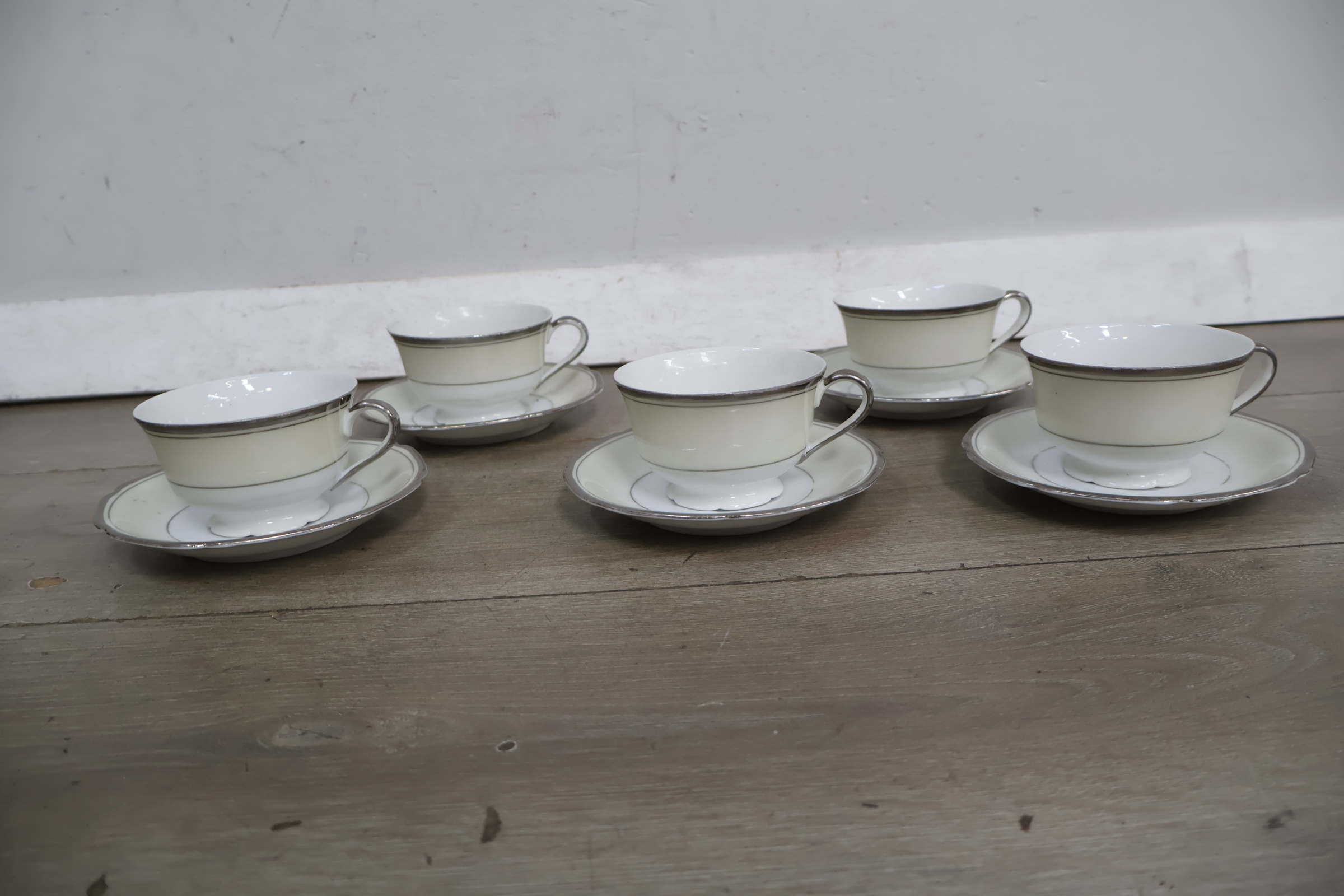Set porseleinen kop en schotels – foto 4 – kavel bij GSD Auctions, Zoeterwoude