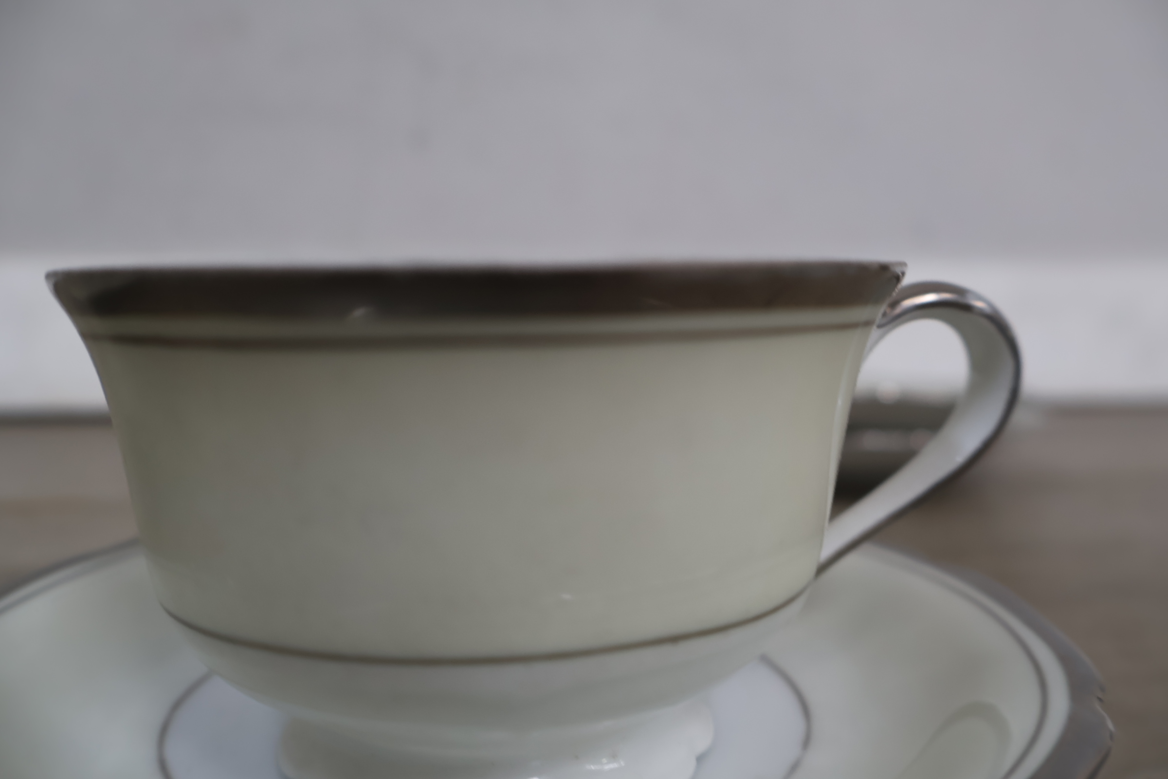 Set porseleinen kop en schotels – foto 10 – kavel bij GSD Auctions, Zoeterwoude