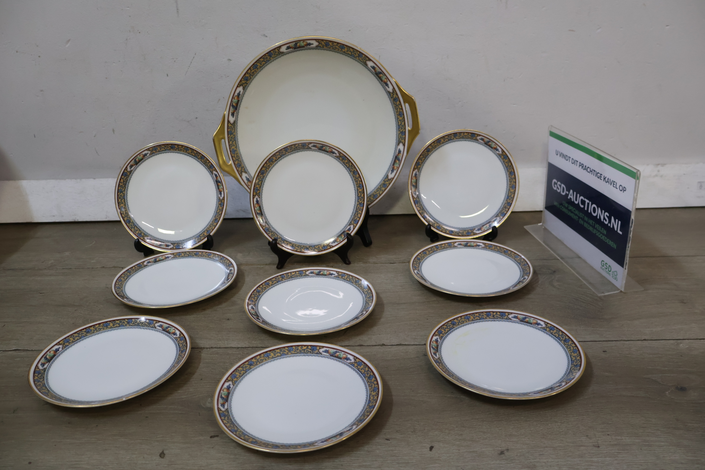 Porseleinen servies met gouden rand en sieraccenten, 9 borden 1 serveerbord – kavel bij GSD Auctions, Zoeterwoude