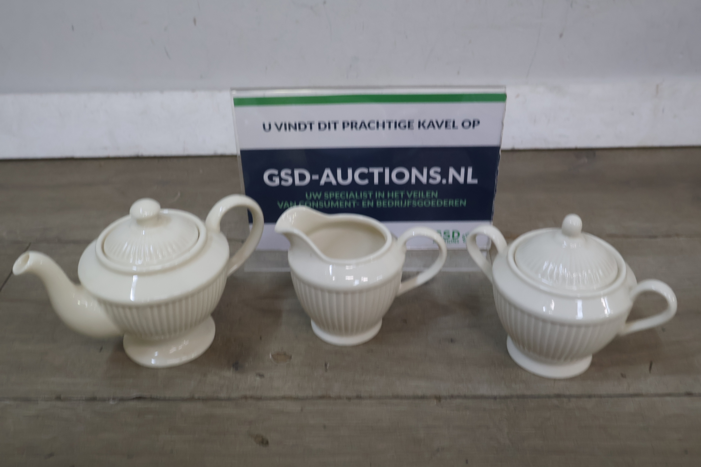 Crèmekleurige servies - theepot, melkkannetje en suikerpot – foto 2 – kavel bij GSD Auctions, Zoeterwoude