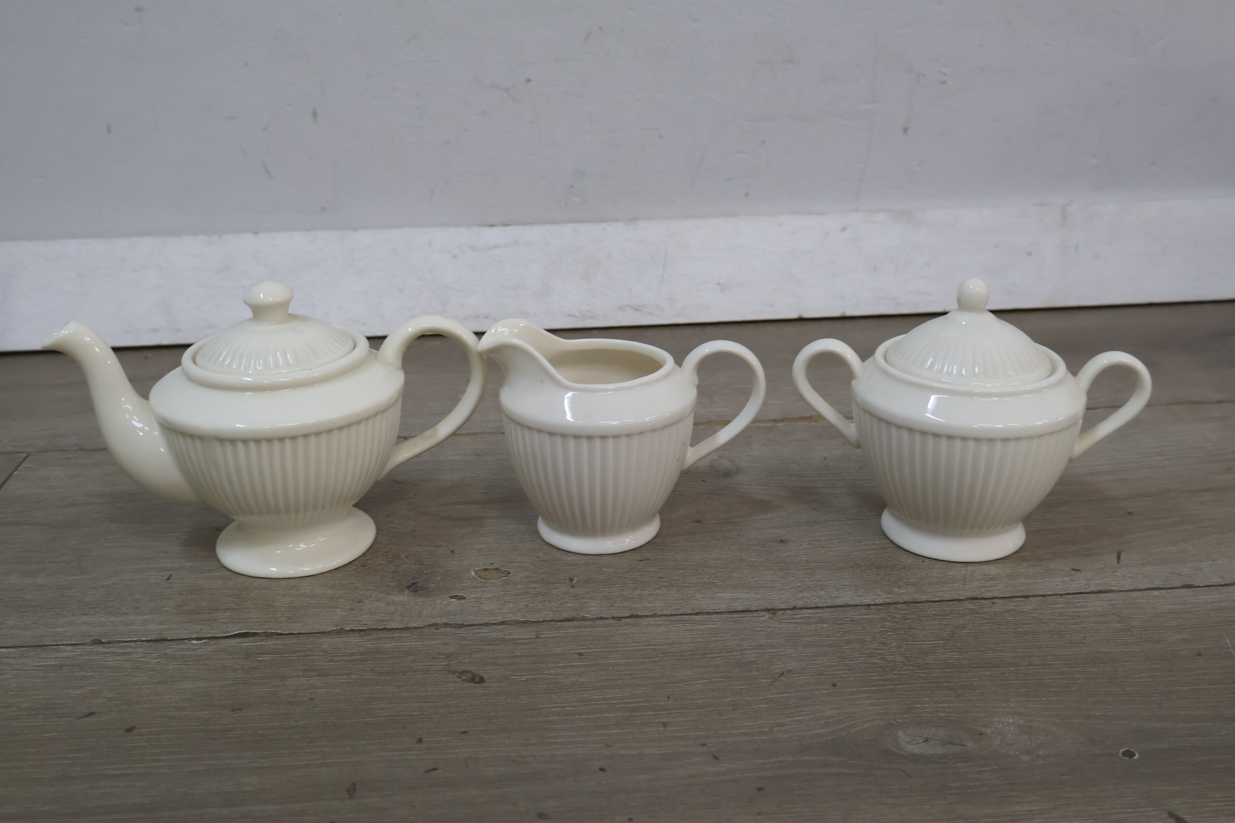 Crèmekleurige servies - theepot, melkkannetje en suikerpot – foto 3 – kavel bij GSD Auctions, Zoeterwoude