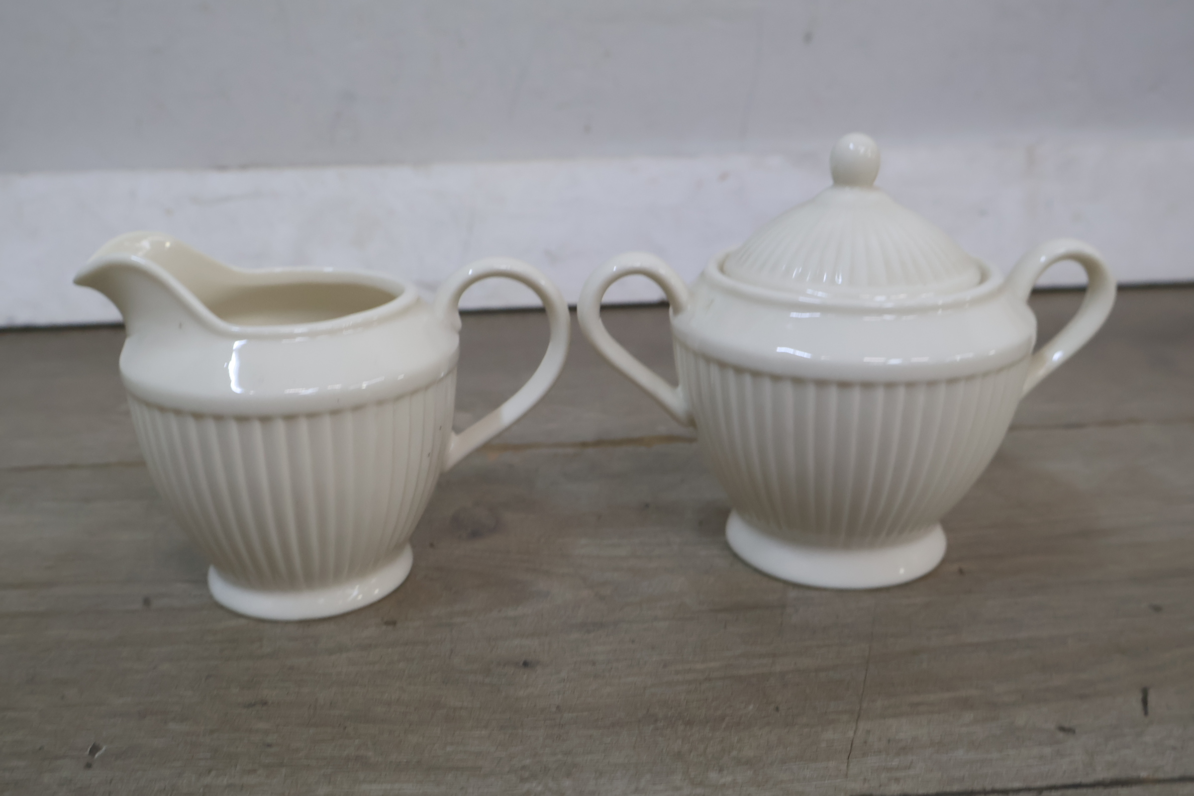 Crèmekleurige servies - theepot, melkkannetje en suikerpot – foto 4 – kavel bij GSD Auctions, Zoeterwoude
