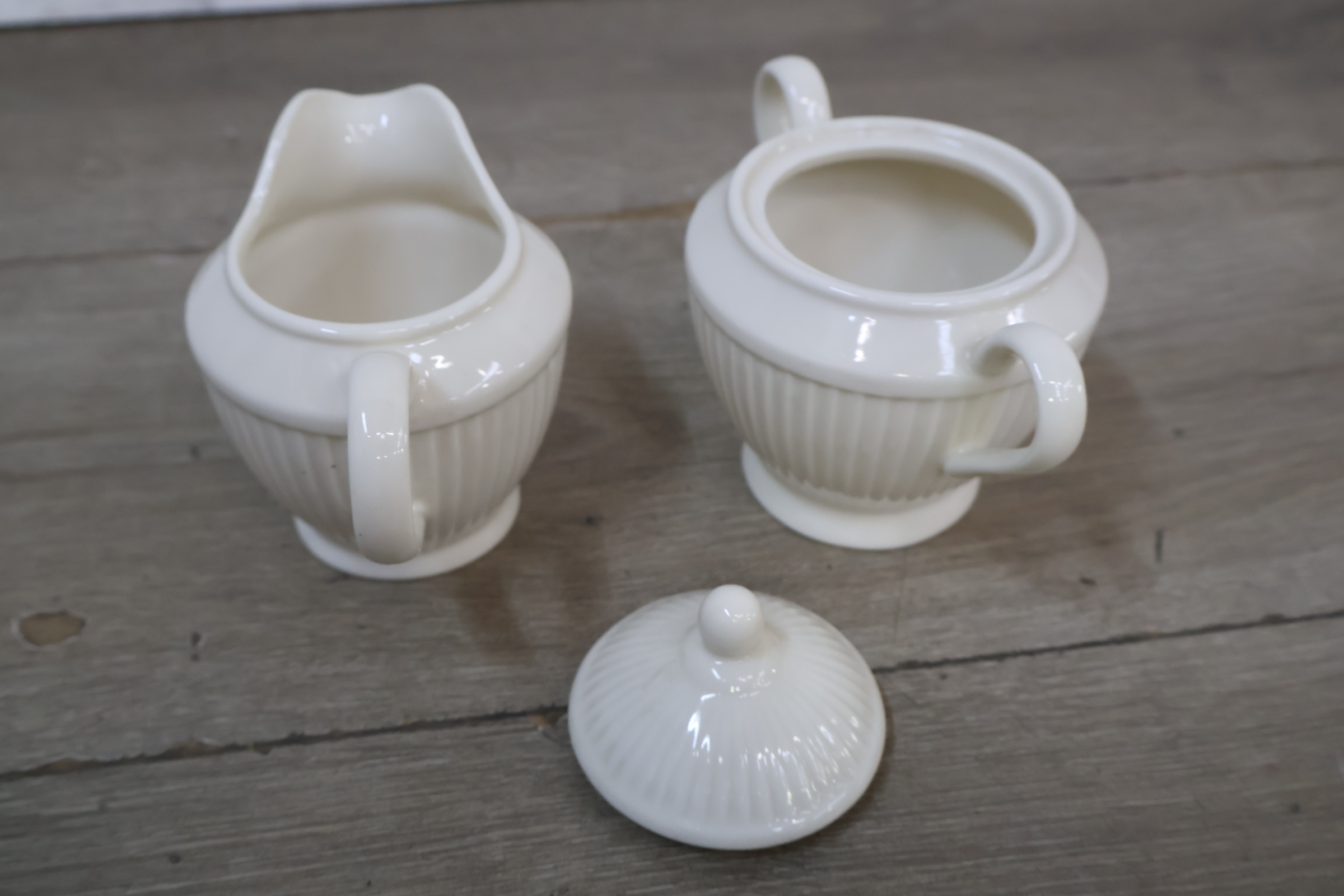 Crèmekleurige servies - theepot, melkkannetje en suikerpot – foto 5 – kavel bij GSD Auctions, Zoeterwoude