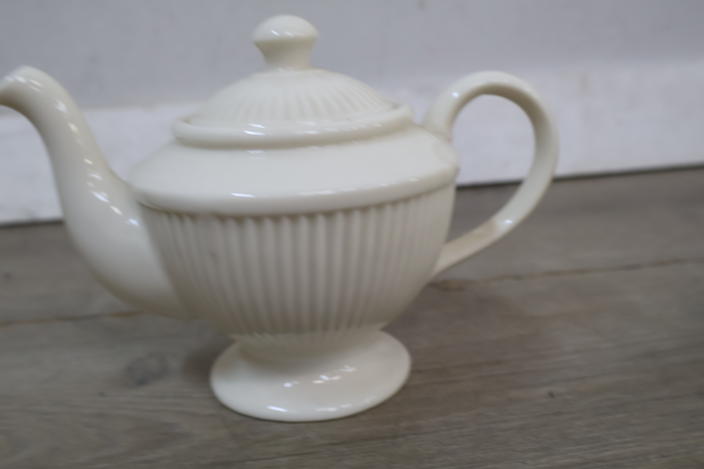 Crèmekleurige servies - theepot, melkkannetje en suikerpot – foto 8 – kavel bij GSD Auctions, Zoeterwoude