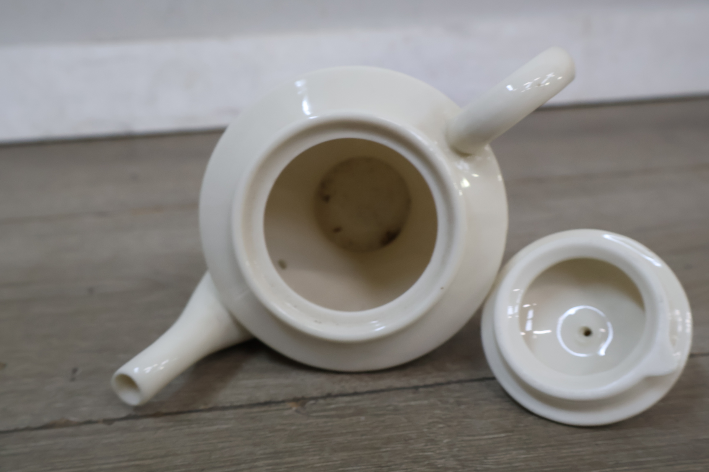 Crèmekleurige servies - theepot, melkkannetje en suikerpot – foto 10 – kavel bij GSD Auctions, Zoeterwoude