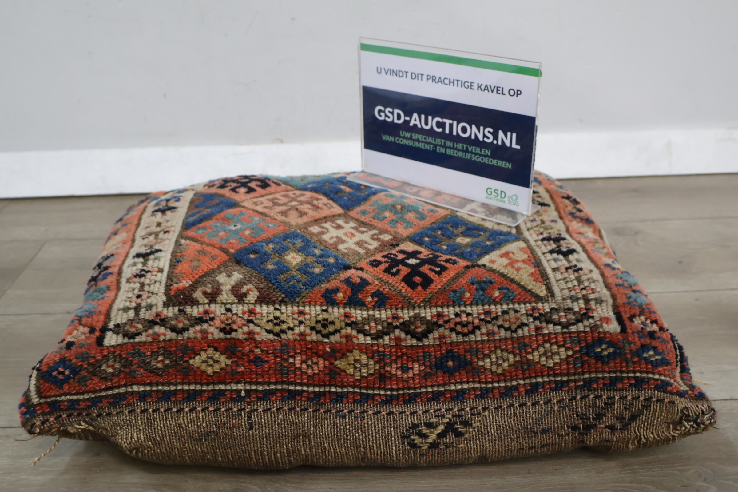 Gebreid kussen met strepen – foto 2 – kavel bij GSD Auctions, Zoeterwoude