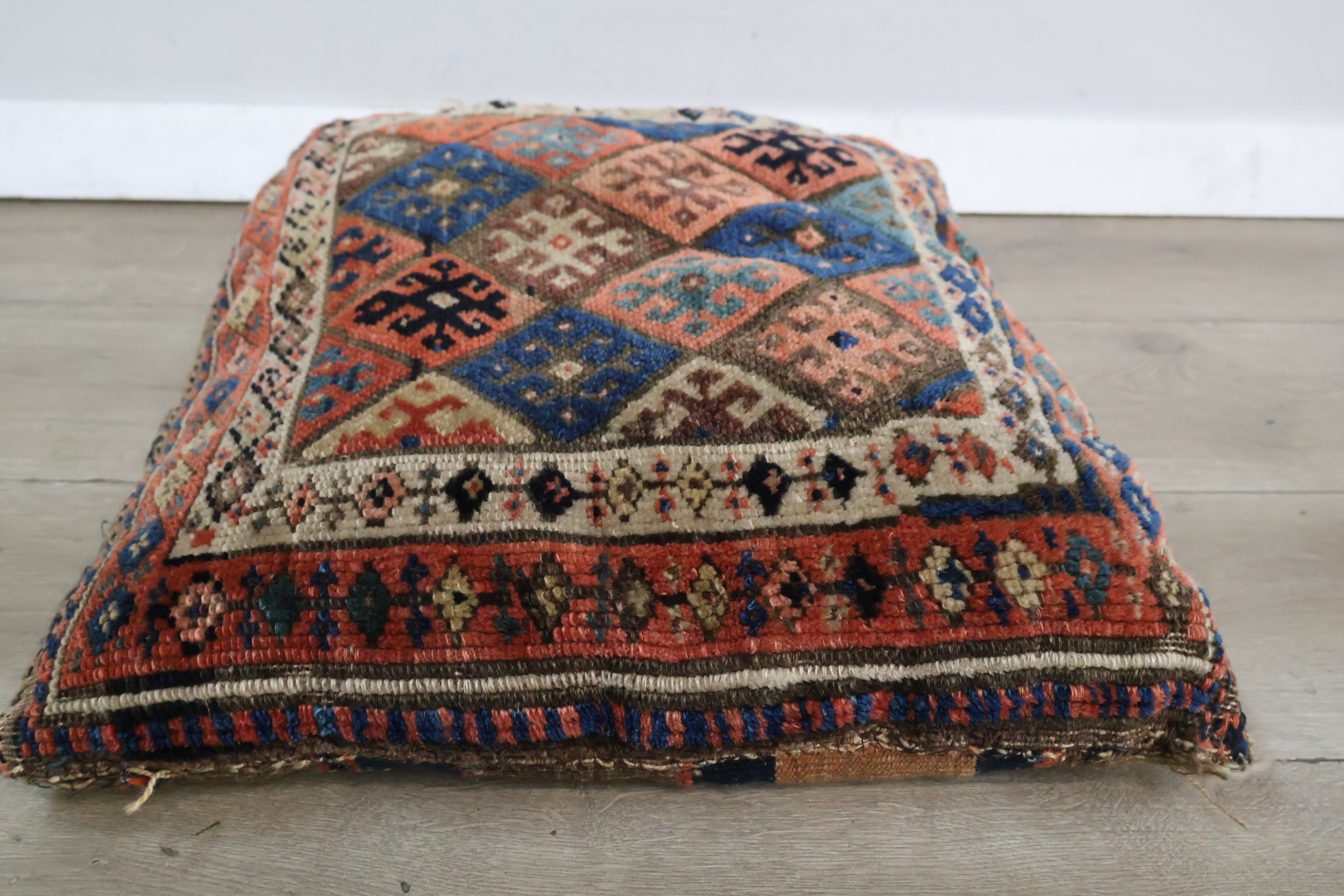 Gebreid kussen met strepen – foto 6 – kavel bij GSD Auctions, Zoeterwoude