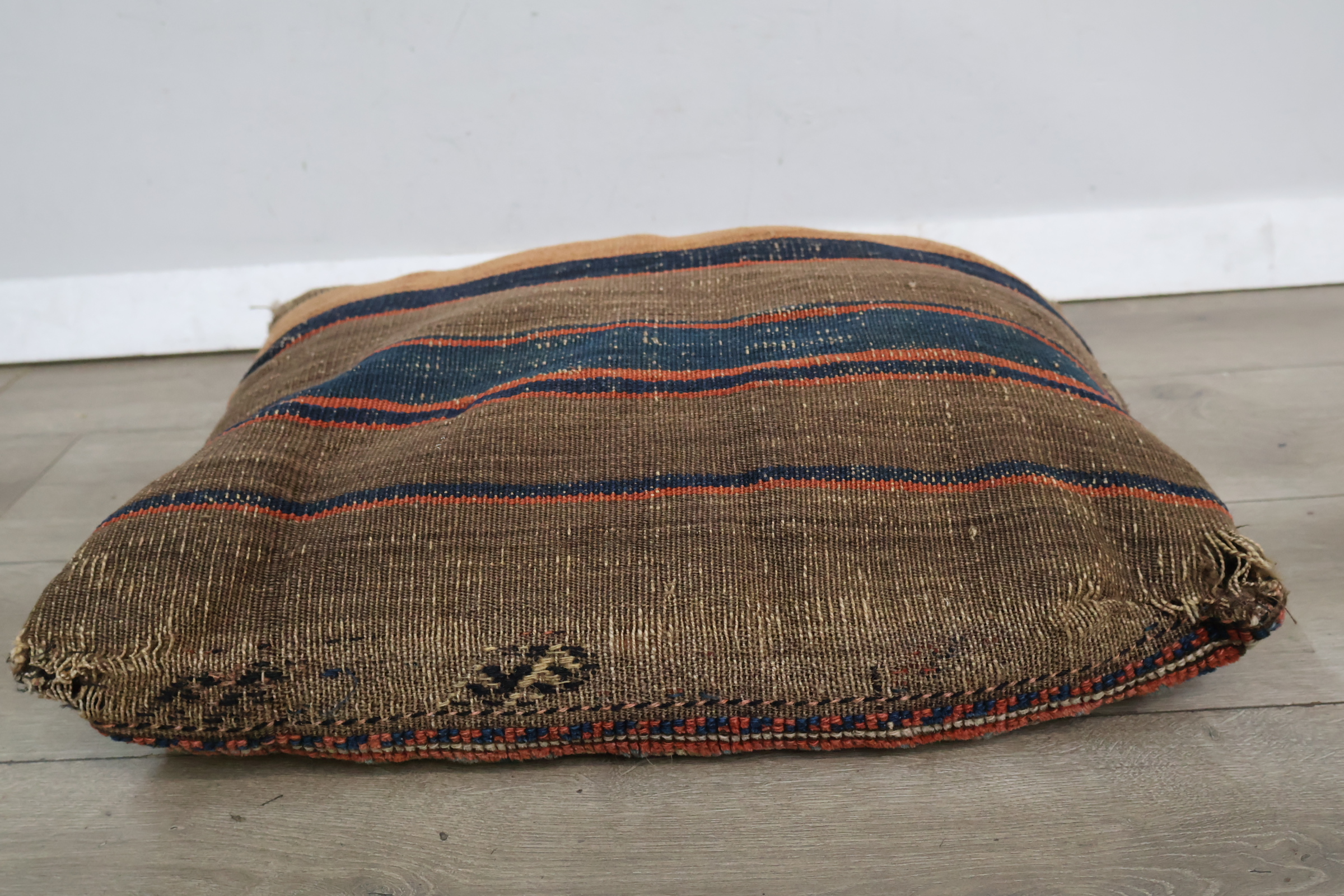 Gebreid kussen met strepen – foto 11 – kavel bij GSD Auctions, Zoeterwoude