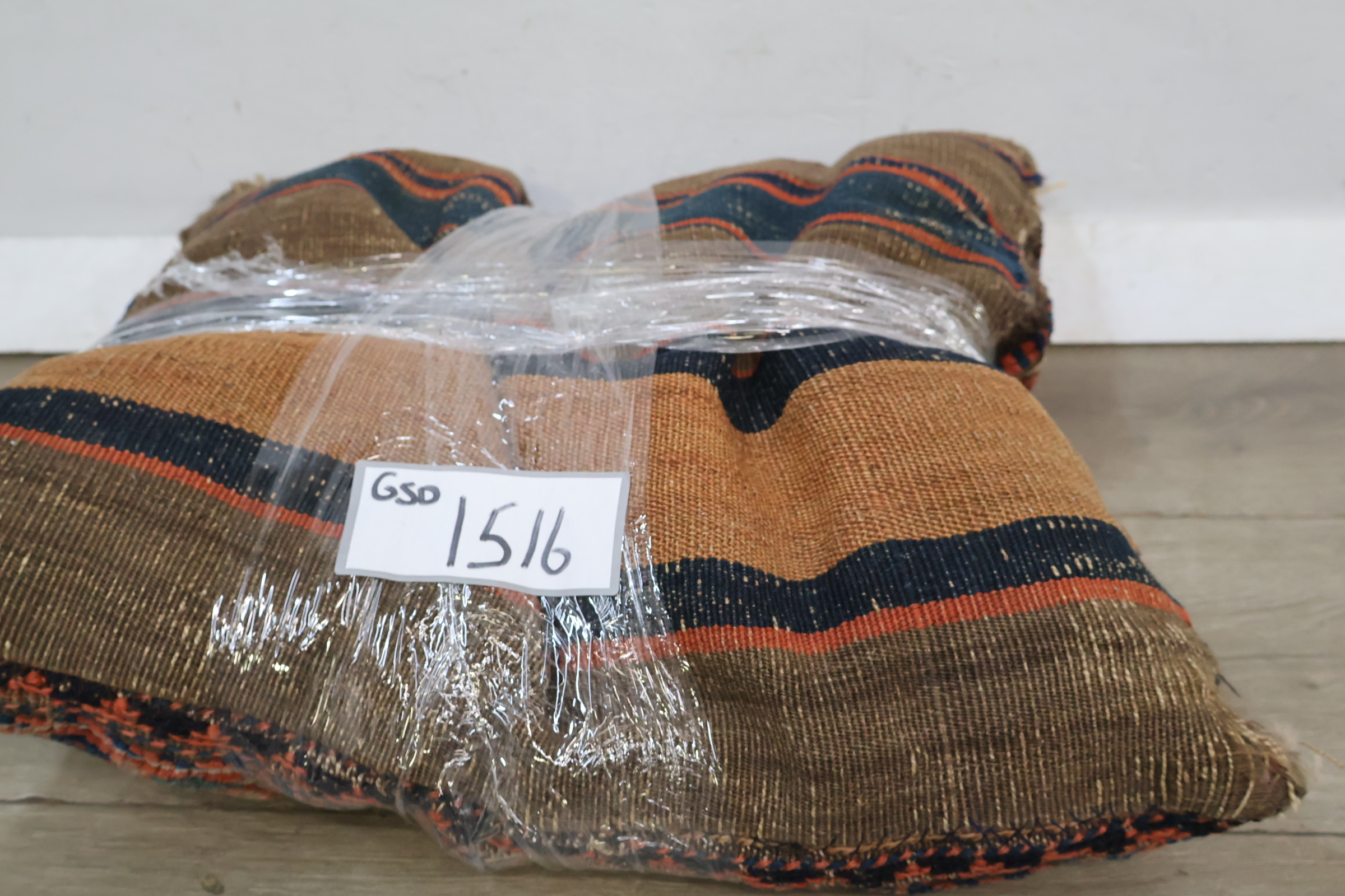 Gebreid kussen met strepen – foto 20 – kavel bij GSD Auctions, Zoeterwoude