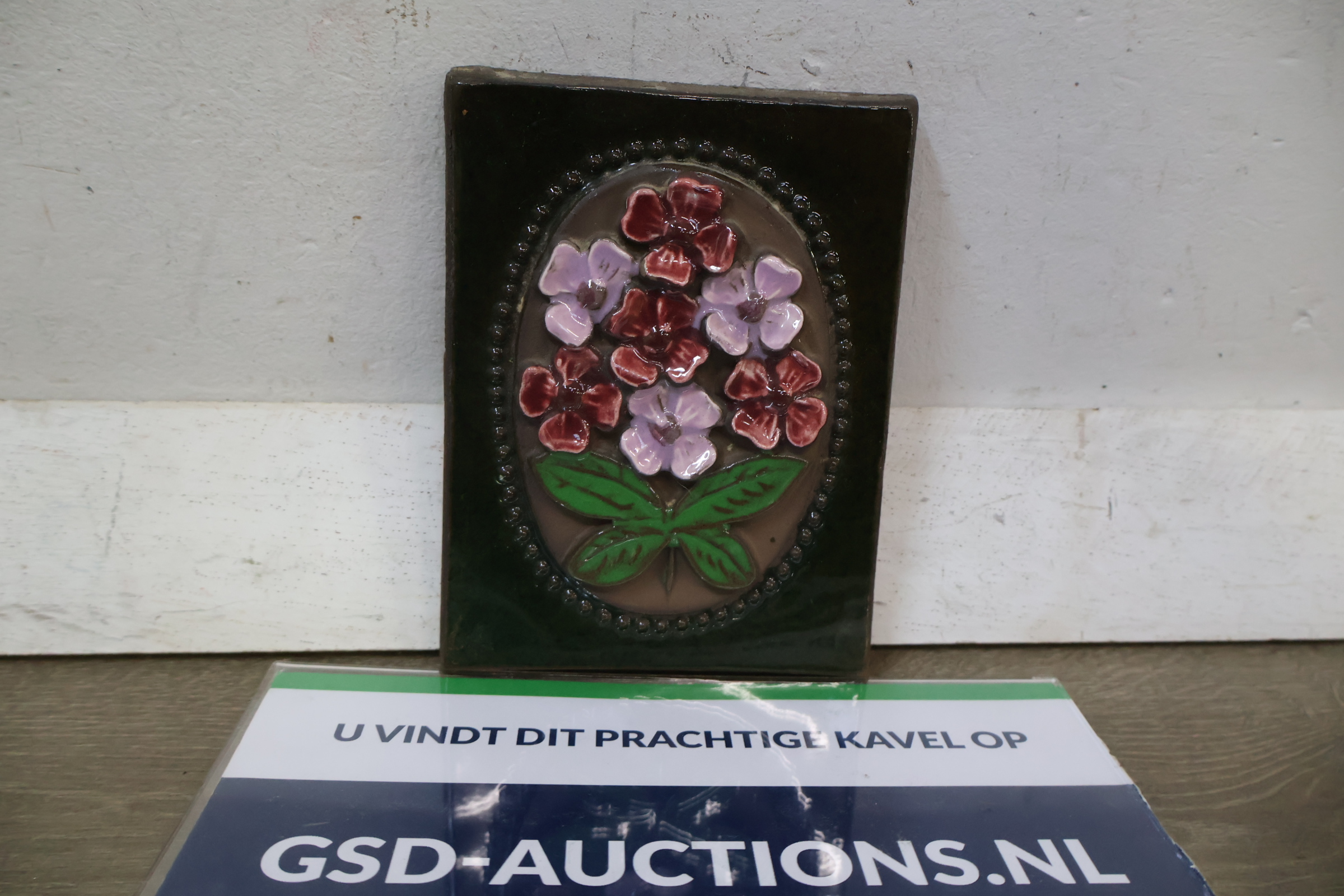 Decoratieve keramische tegel met bloemmotief – foto 2 – kavel bij GSD Auctions, Zoeterwoude