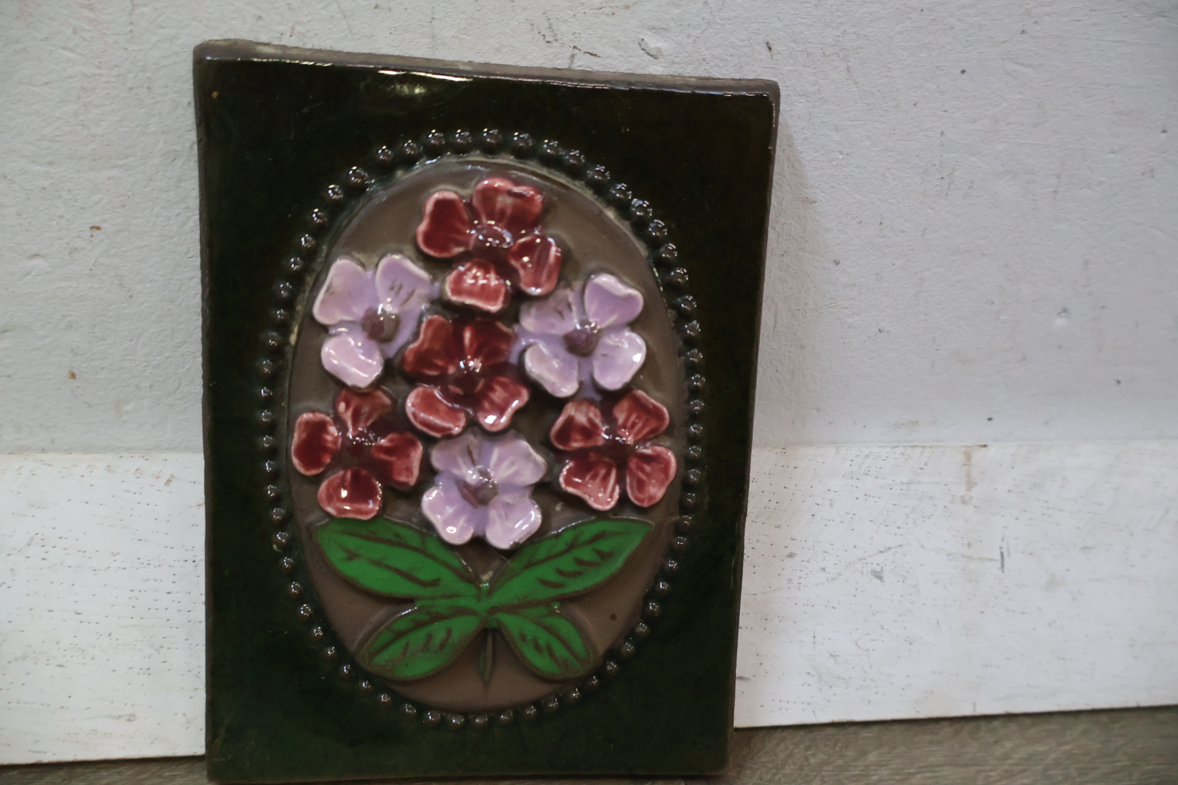 Decoratieve keramische tegel met bloemmotief – foto 3 – kavel bij GSD Auctions, Zoeterwoude