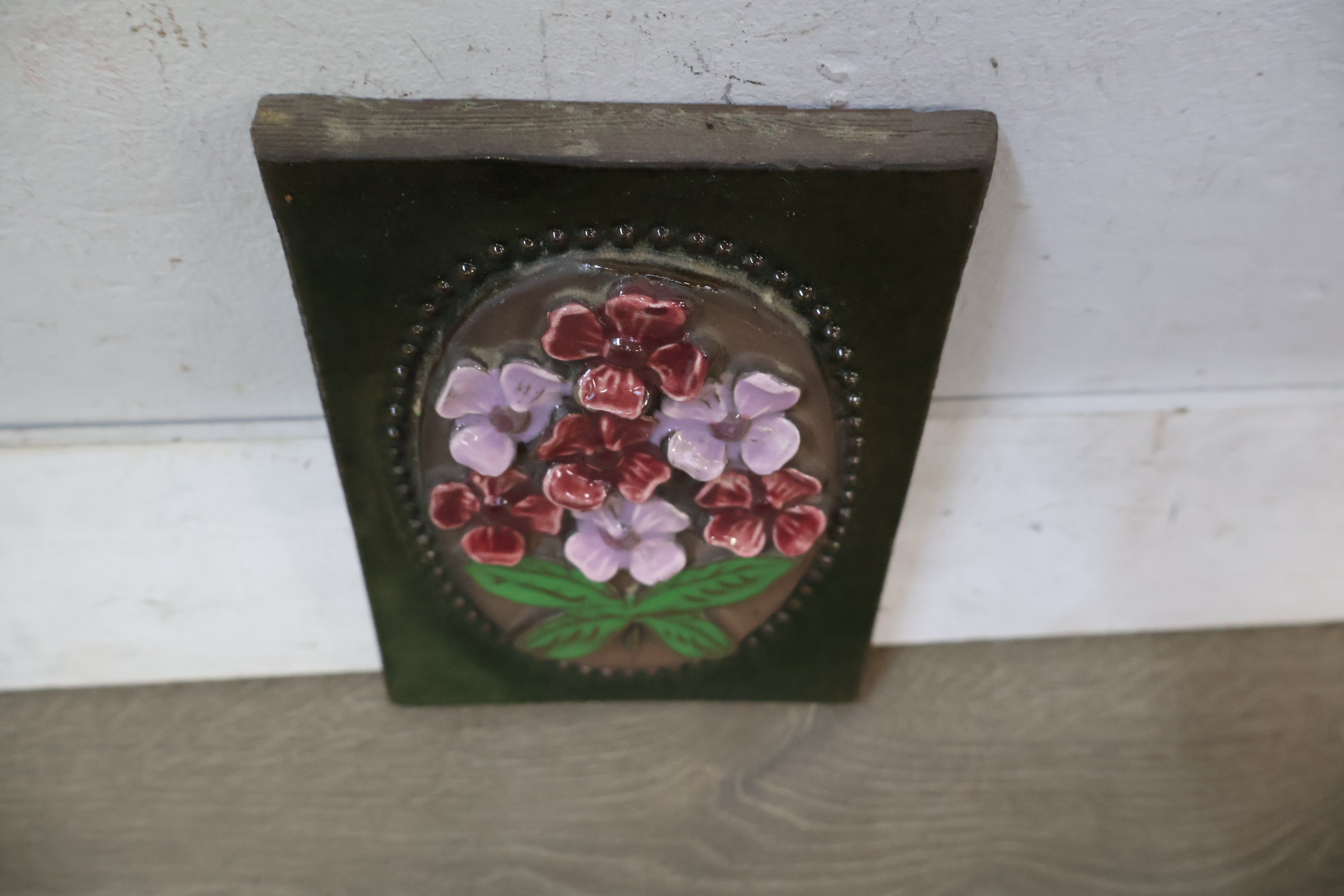 Decoratieve keramische tegel met bloemmotief – foto 4 – kavel bij GSD Auctions, Zoeterwoude