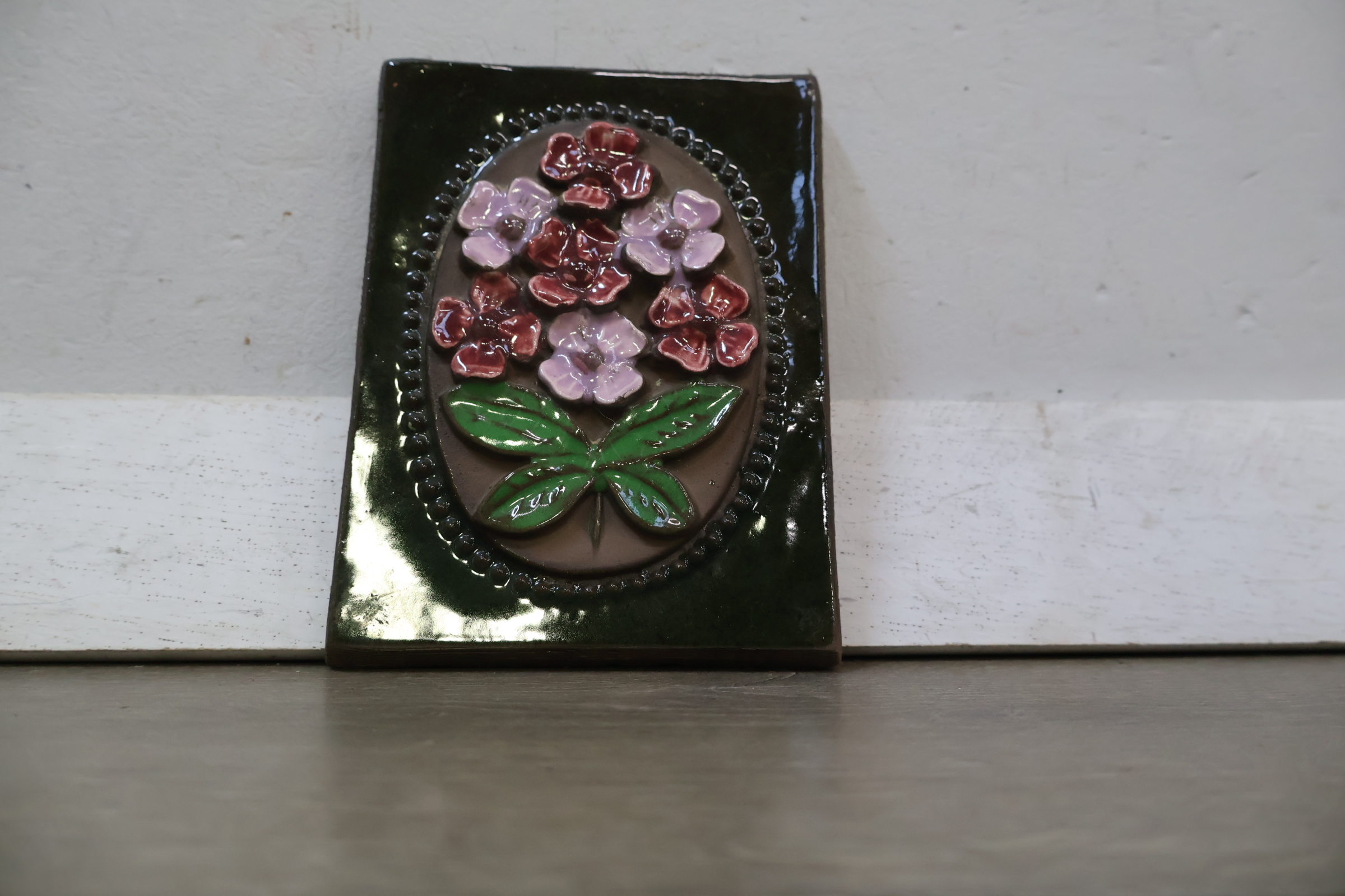 Decoratieve keramische tegel met bloemmotief – foto 5 – kavel bij GSD Auctions, Zoeterwoude