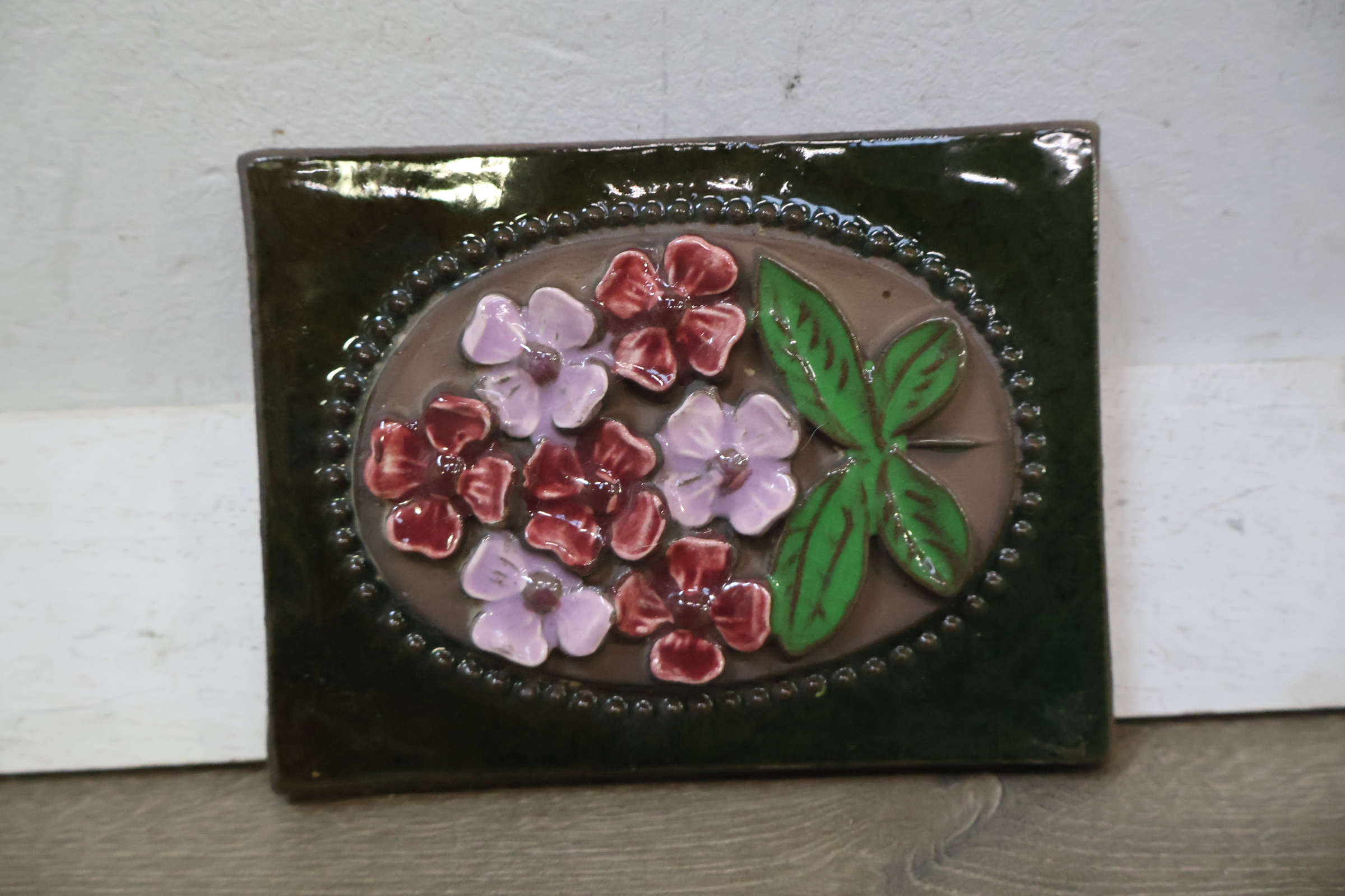 Decoratieve keramische tegel met bloemmotief – foto 6 – kavel bij GSD Auctions, Zoeterwoude