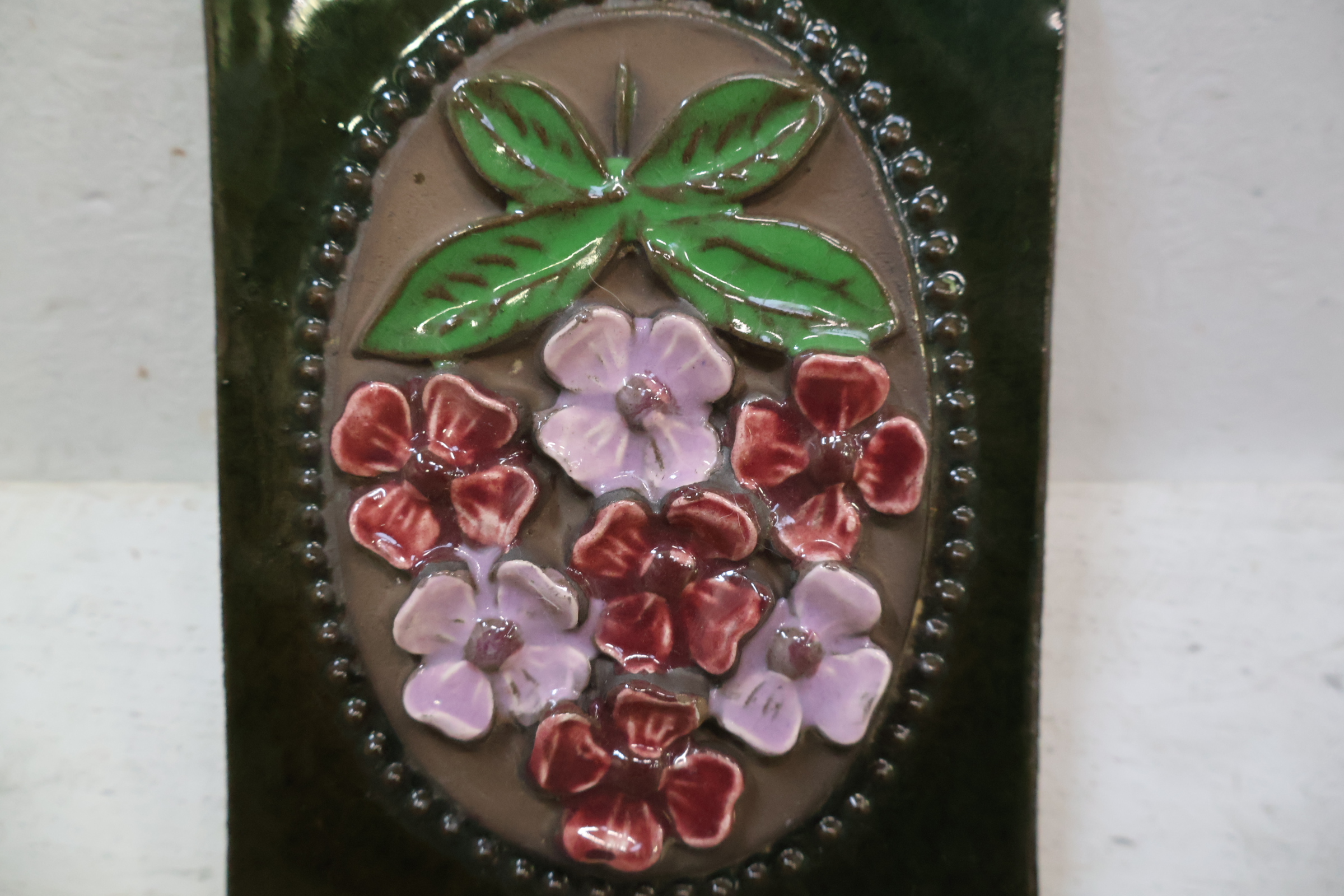 Decoratieve keramische tegel met bloemmotief – foto 7 – kavel bij GSD Auctions, Zoeterwoude