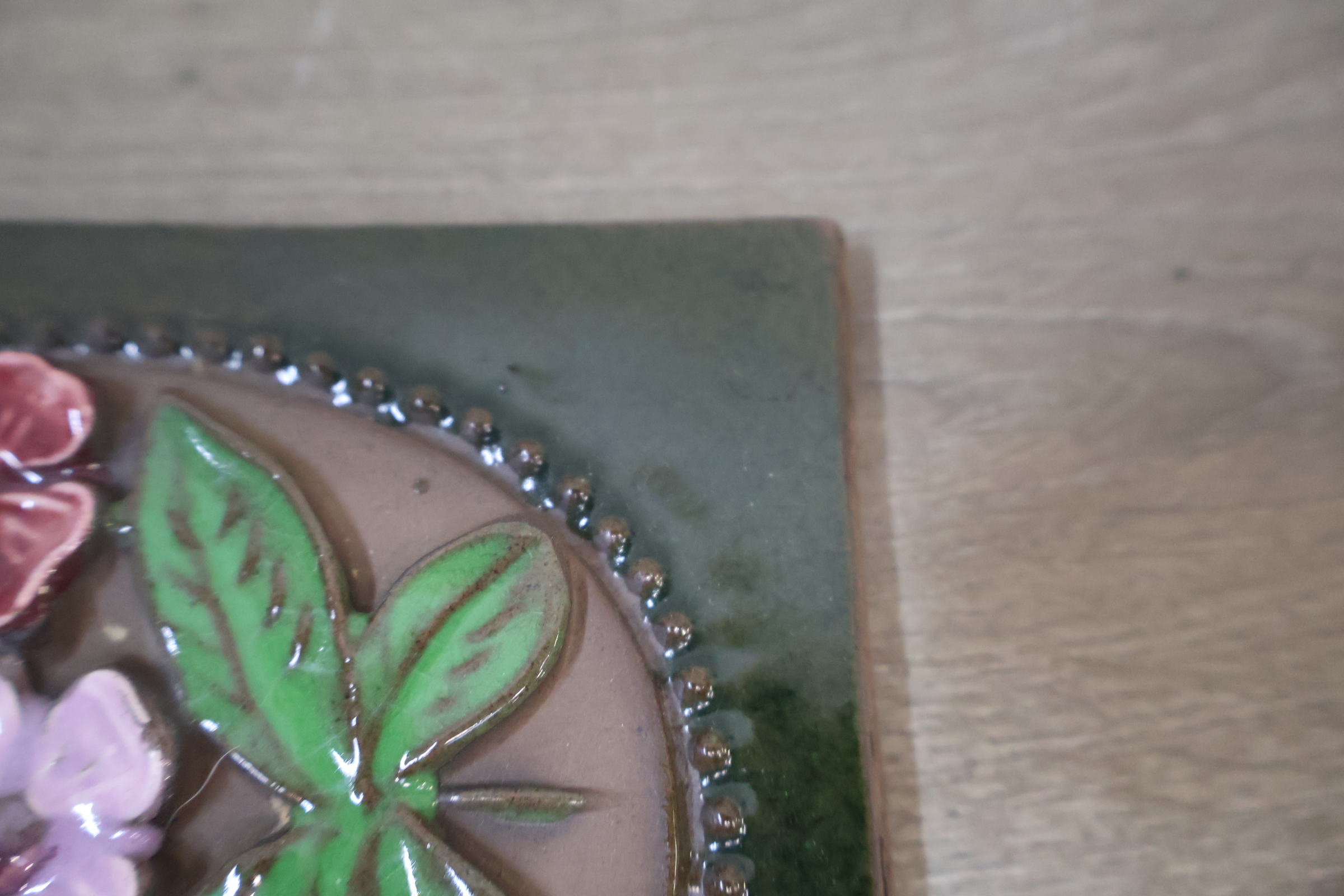 Decoratieve keramische tegel met bloemmotief – foto 9 – kavel bij GSD Auctions, Zoeterwoude
