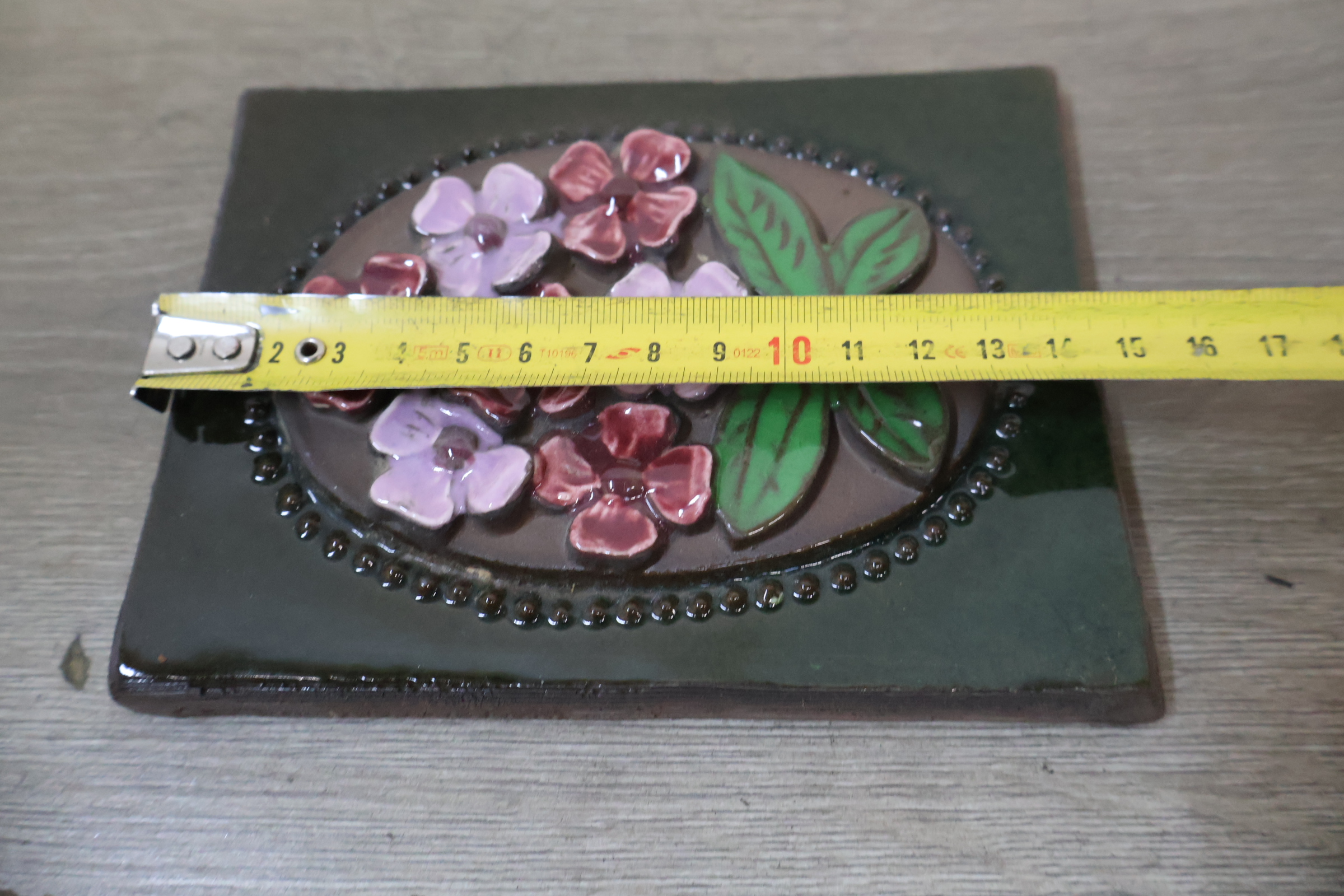 Decoratieve keramische tegel met bloemmotief – foto 12 – kavel bij GSD Auctions, Zoeterwoude