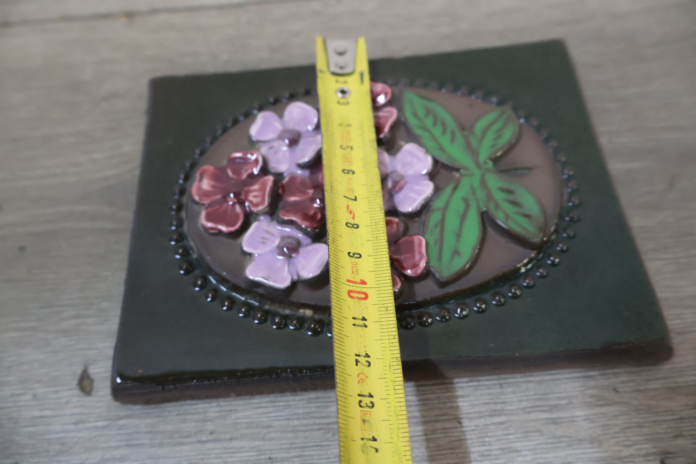 Decoratieve keramische tegel met bloemmotief – foto 13 – kavel bij GSD Auctions, Zoeterwoude