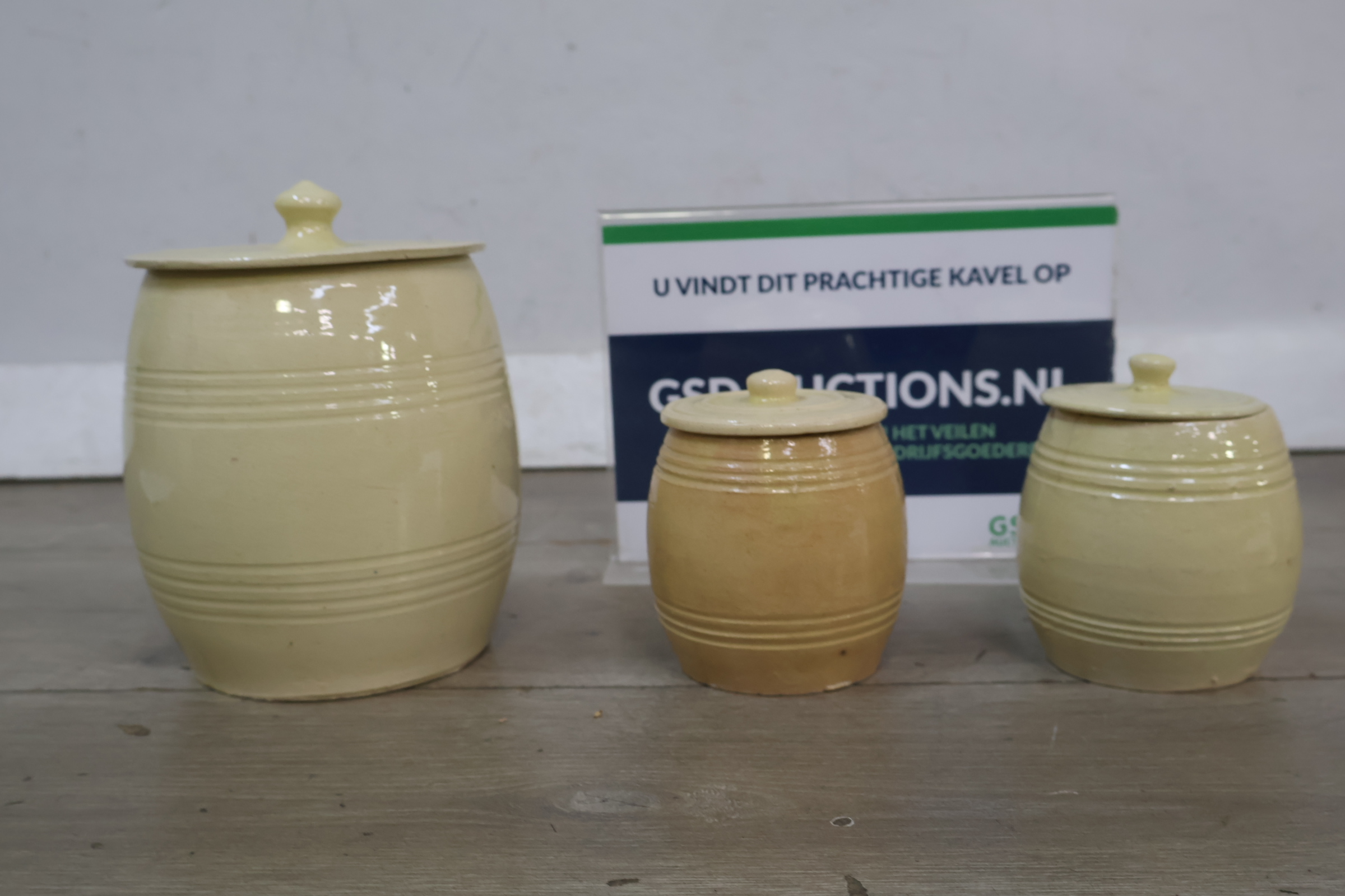 Set van drie geglazuurde voorraadpotten met deksels – foto 2 – kavel bij GSD Auctions, Zoeterwoude
