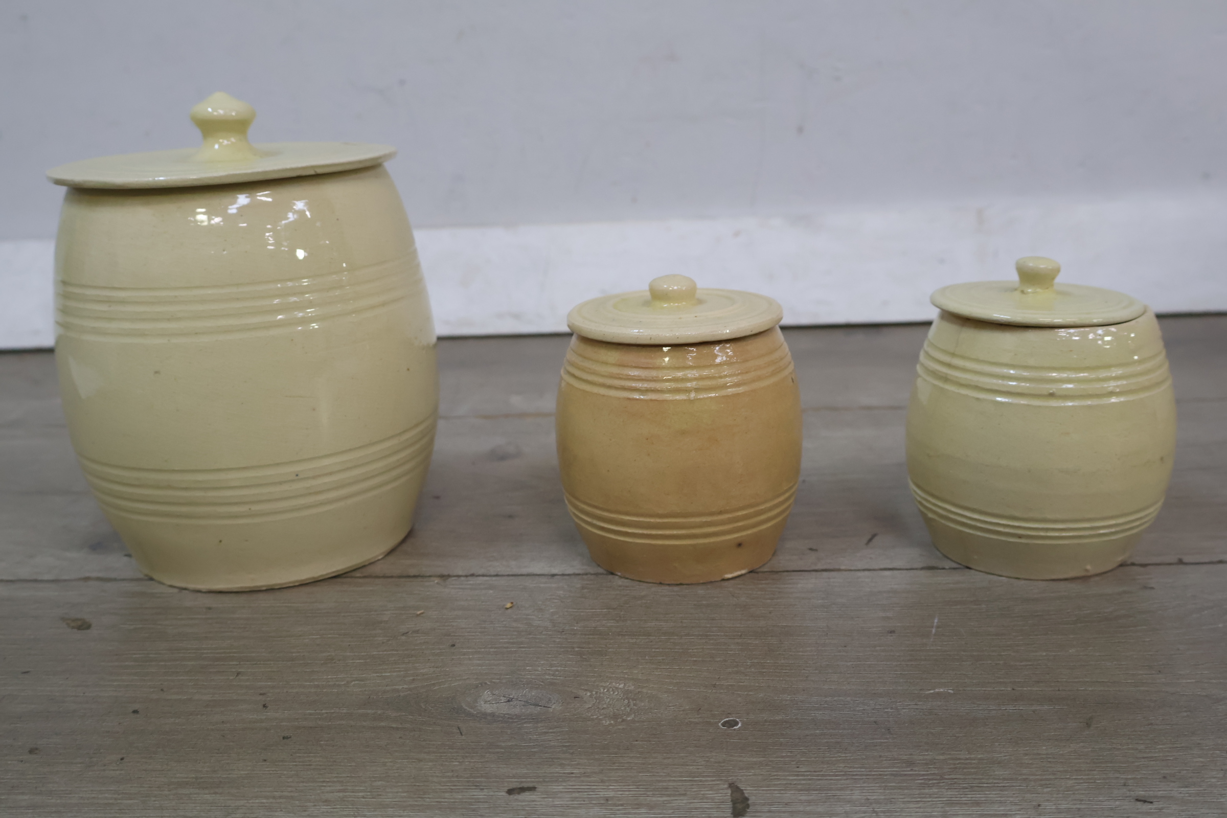 Set van drie geglazuurde voorraadpotten met deksels – foto 3 – kavel bij GSD Auctions, Zoeterwoude
