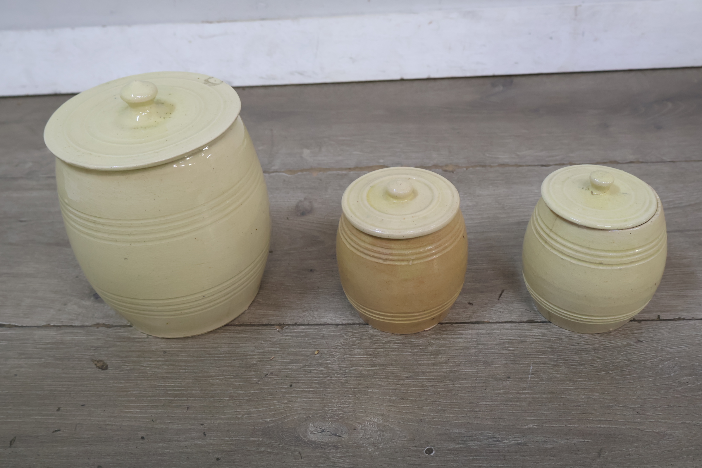Set van drie geglazuurde voorraadpotten met deksels – foto 4 – kavel bij GSD Auctions, Zoeterwoude