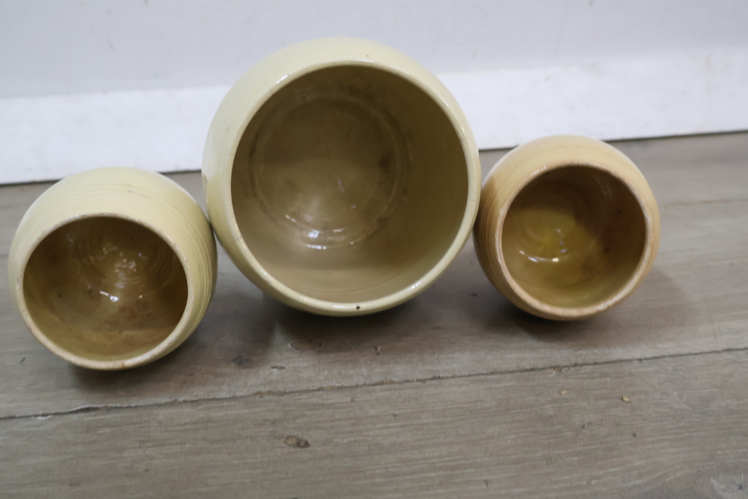 Set van drie geglazuurde voorraadpotten met deksels – foto 6 – kavel bij GSD Auctions, Zoeterwoude