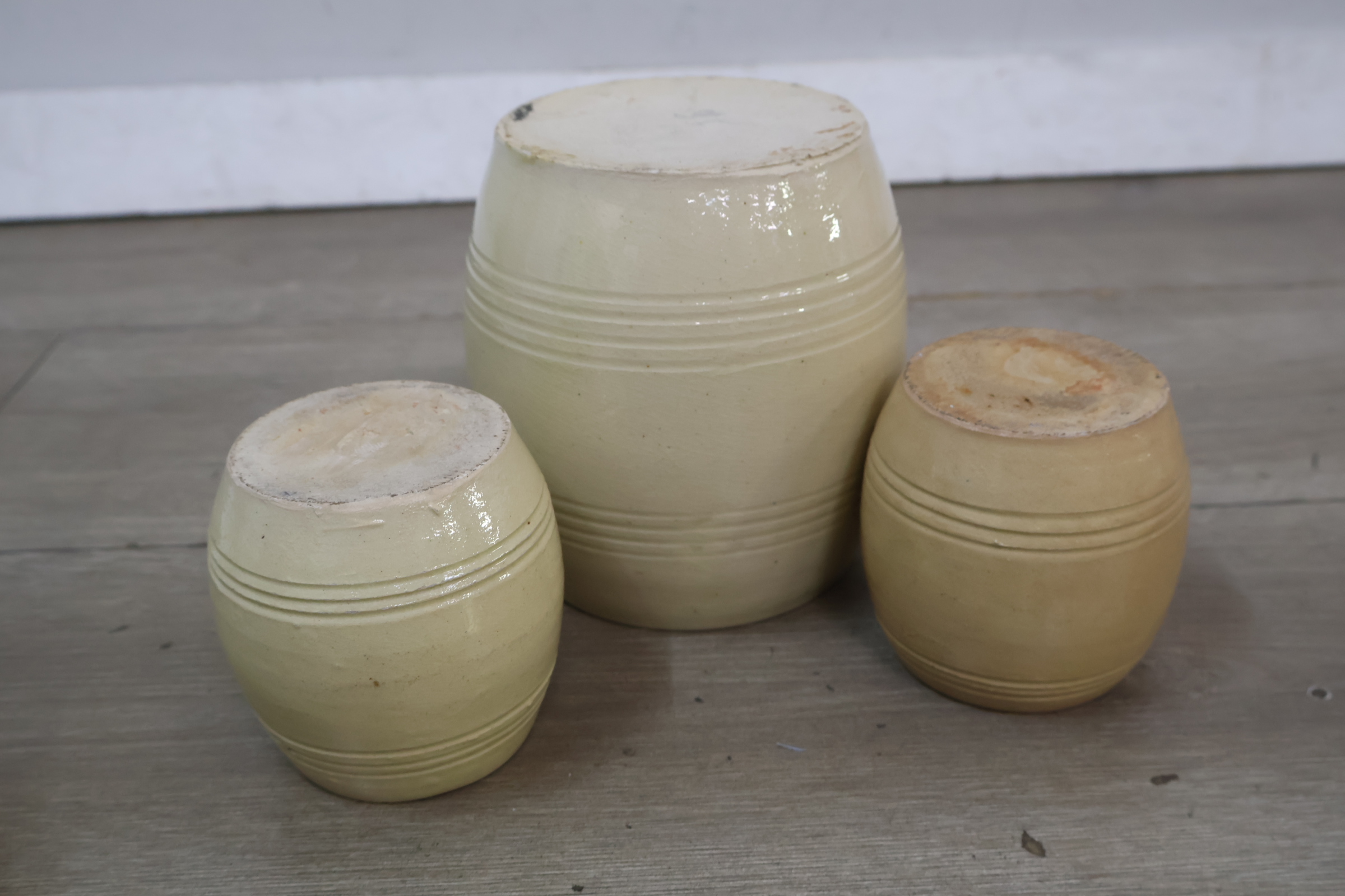 Set van drie geglazuurde voorraadpotten met deksels – foto 7 – kavel bij GSD Auctions, Zoeterwoude